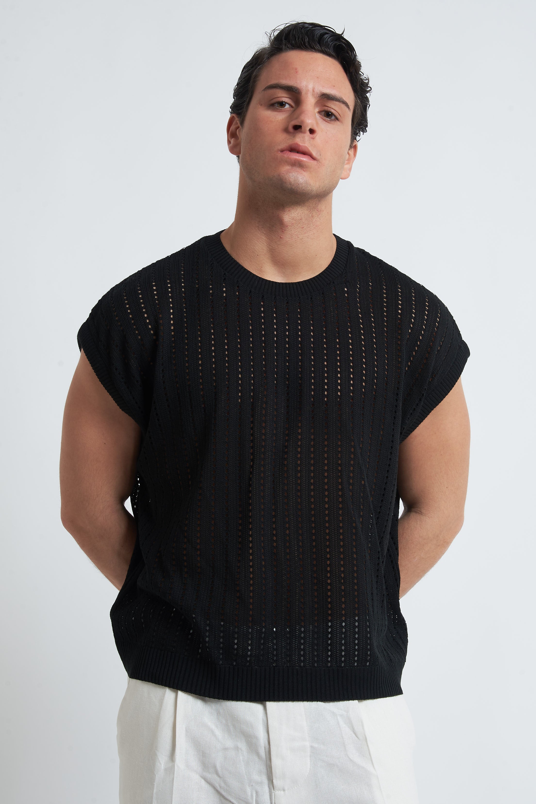 Maglia smanicata traforata spalla scesa