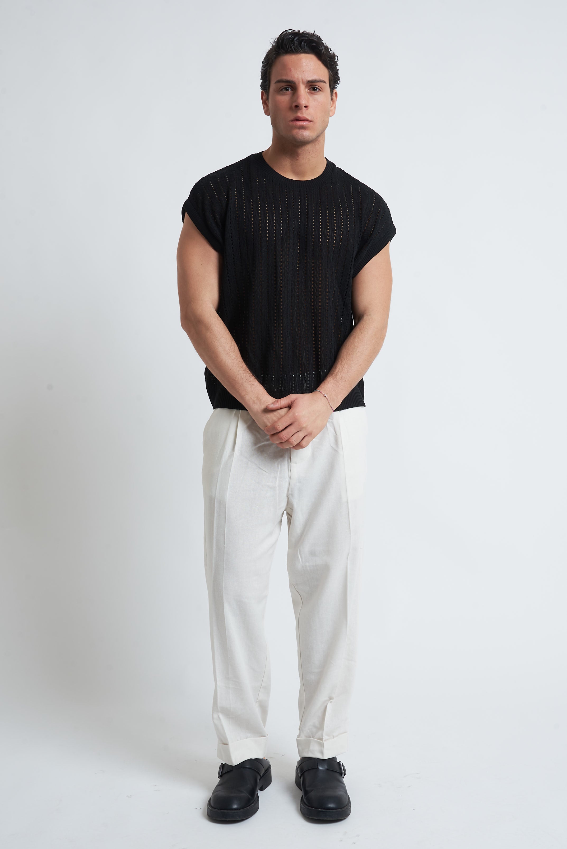 Maglia smanicata traforata spalla scesa