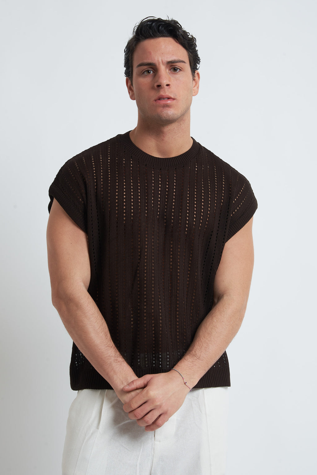 Maglia smanicata traforata spalla scesa