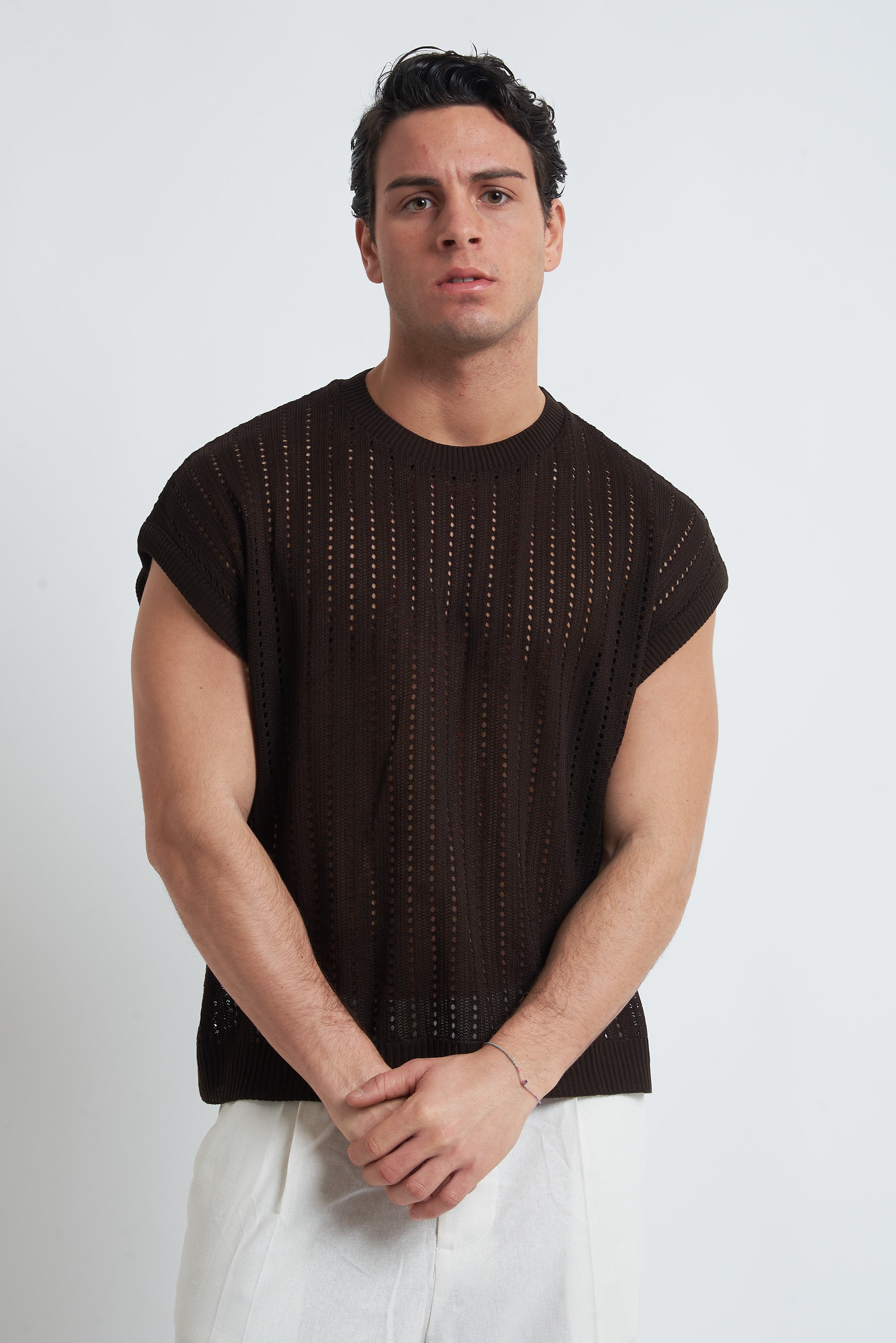 Maglia smanicata traforata spalla scesa