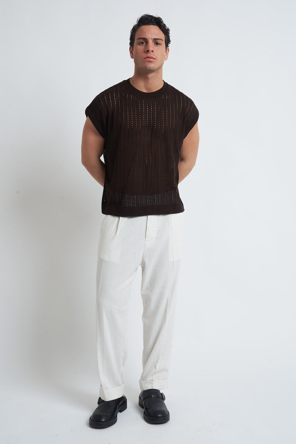 Maglia smanicata traforata spalla scesa