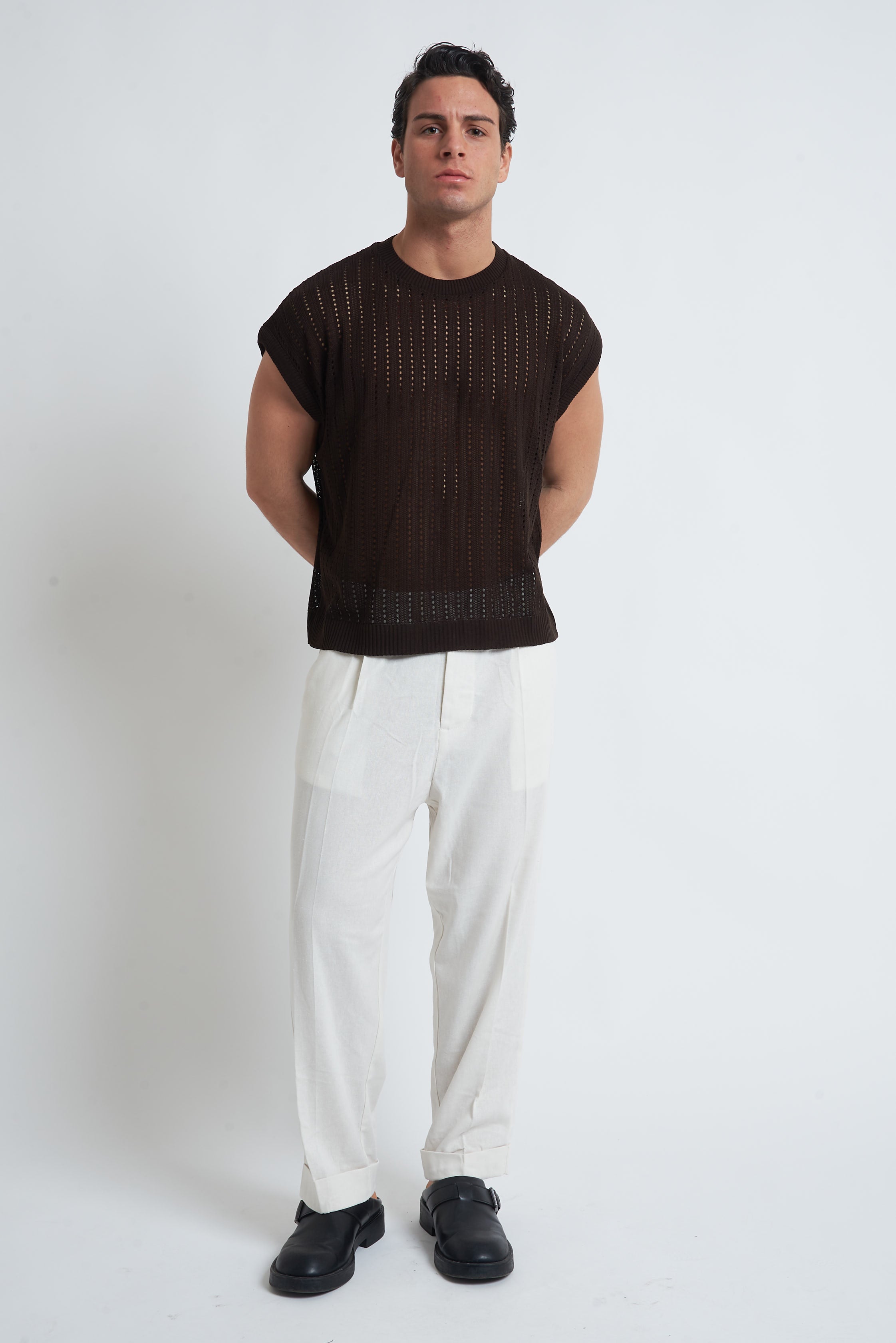 Maglia smanicata traforata spalla scesa