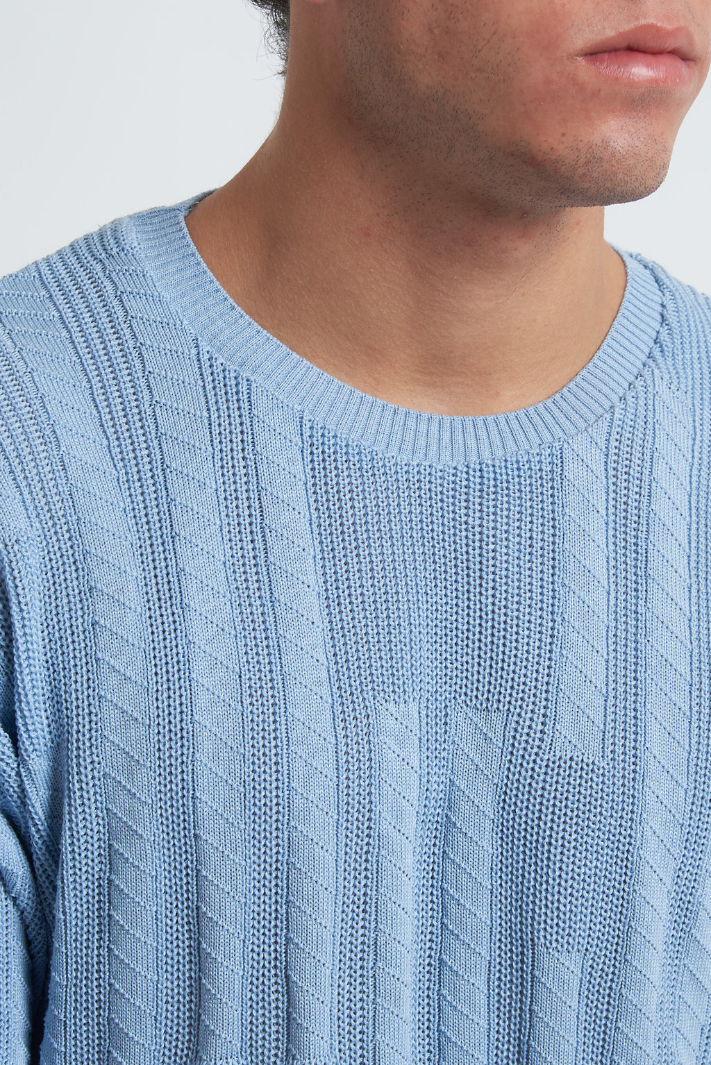 Maglione in filo con spalla scesa