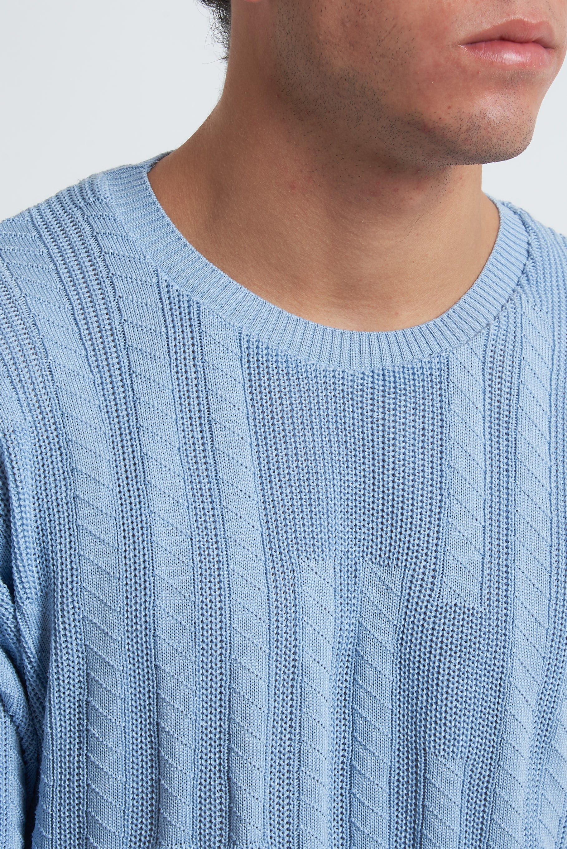 Maglione in filo con spalla scesa