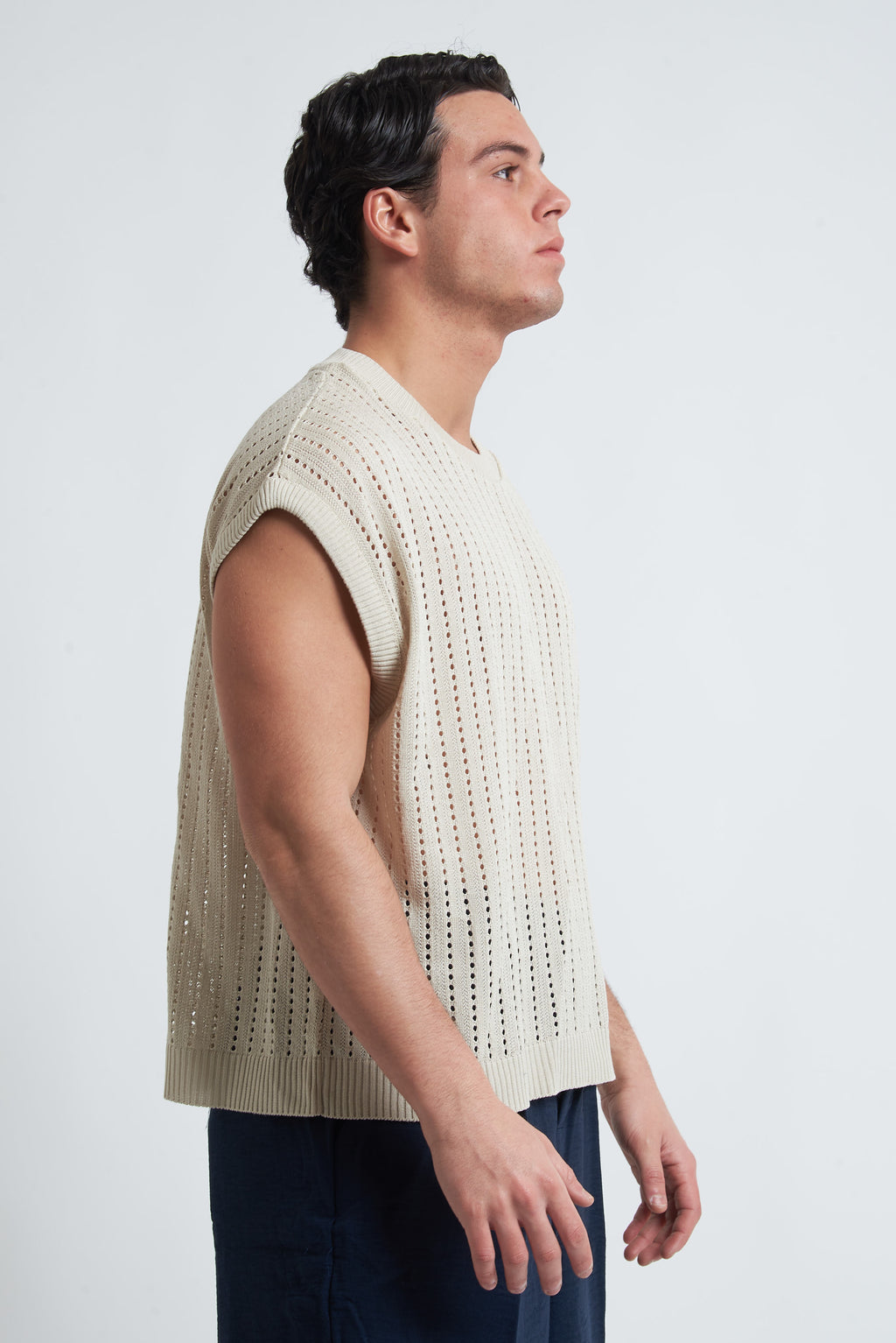 Maglia smanicata traforata spalla scesa