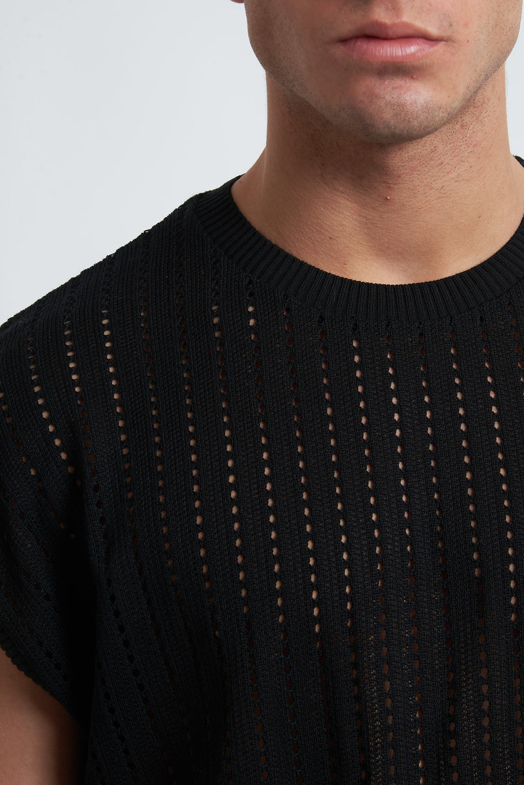 Maglia smanicata traforata spalla scesa