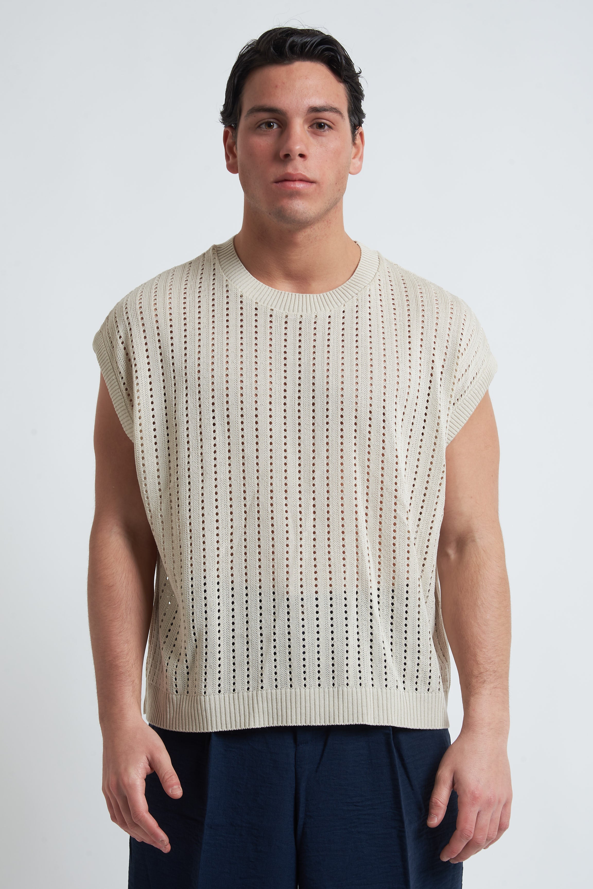 Maglia smanicata traforata spalla scesa