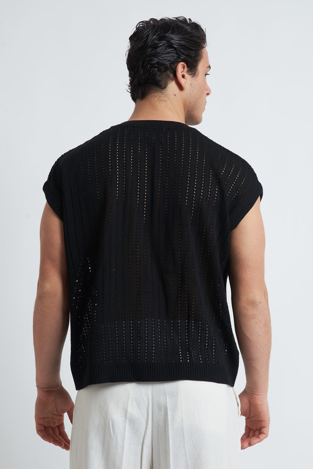 Maglia smanicata traforata spalla scesa