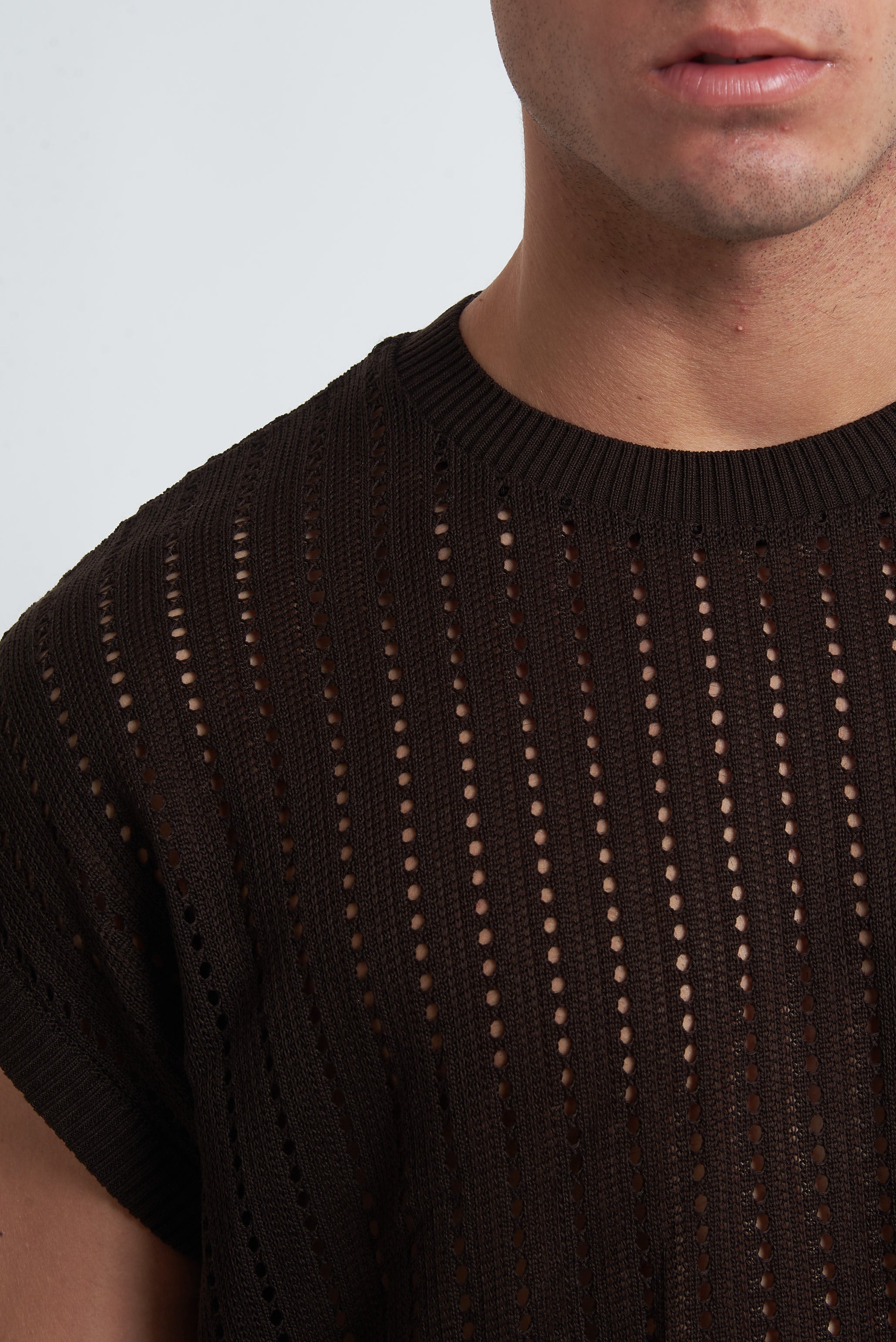 Maglia smanicata traforata spalla scesa