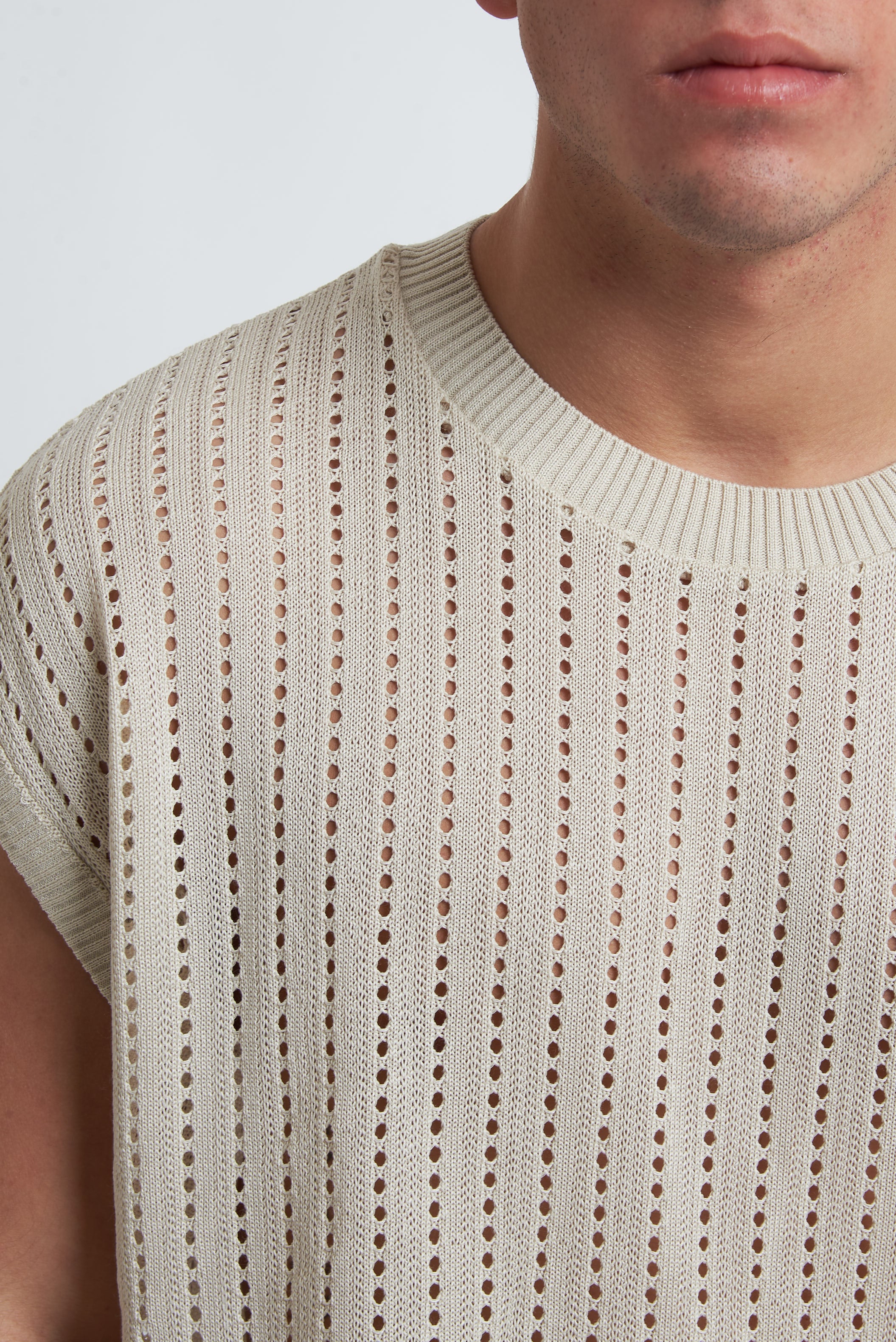 Maglia smanicata traforata spalla scesa