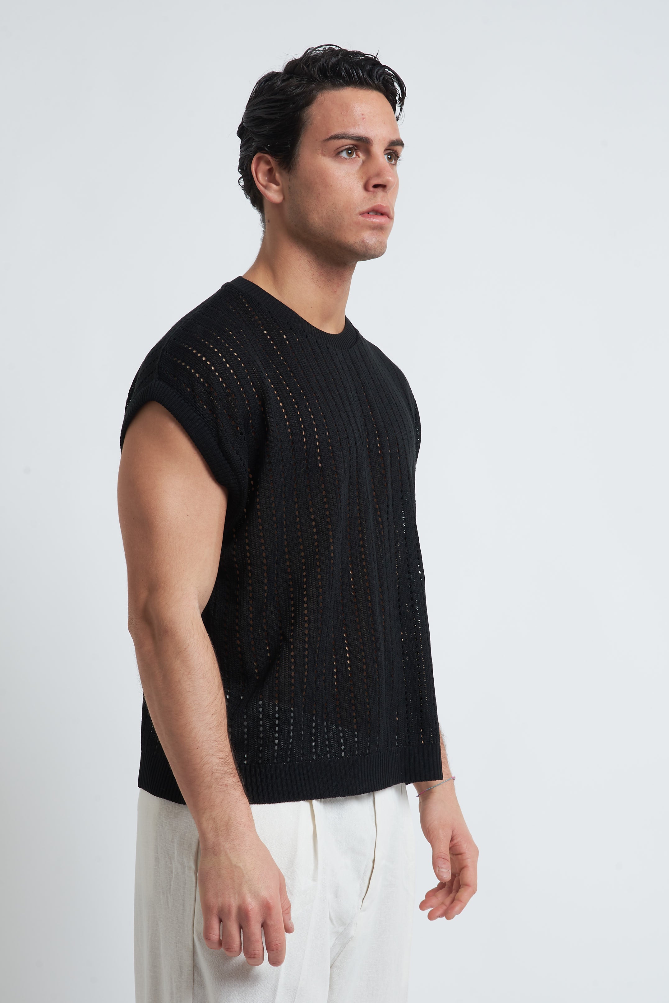 Maglia smanicata traforata spalla scesa