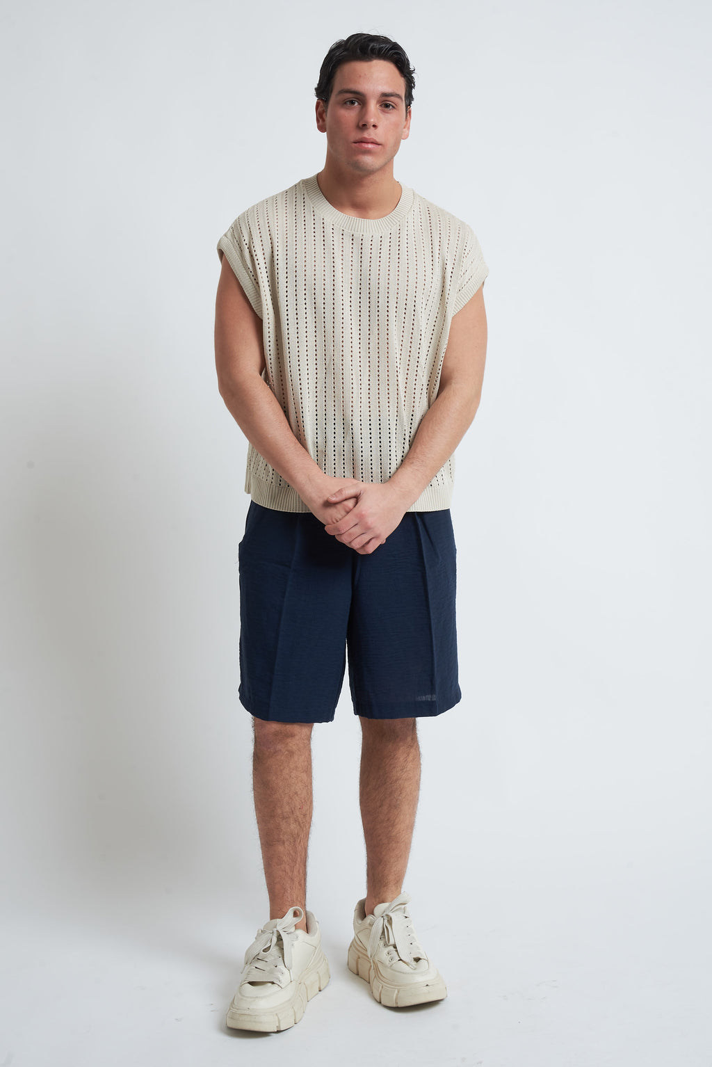 Maglia smanicata traforata spalla scesa