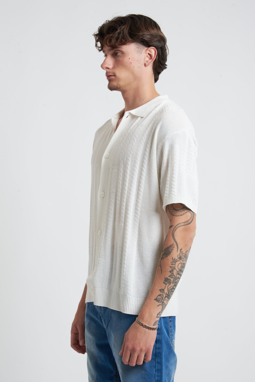 Cardigan in filo con spalla scesa