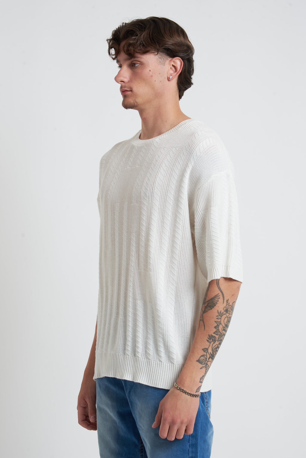 Maglione in filo con spalla scesa