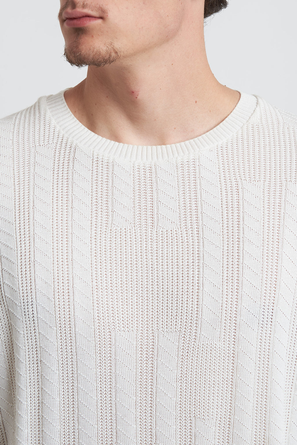 Maglione in filo con spalla scesa
