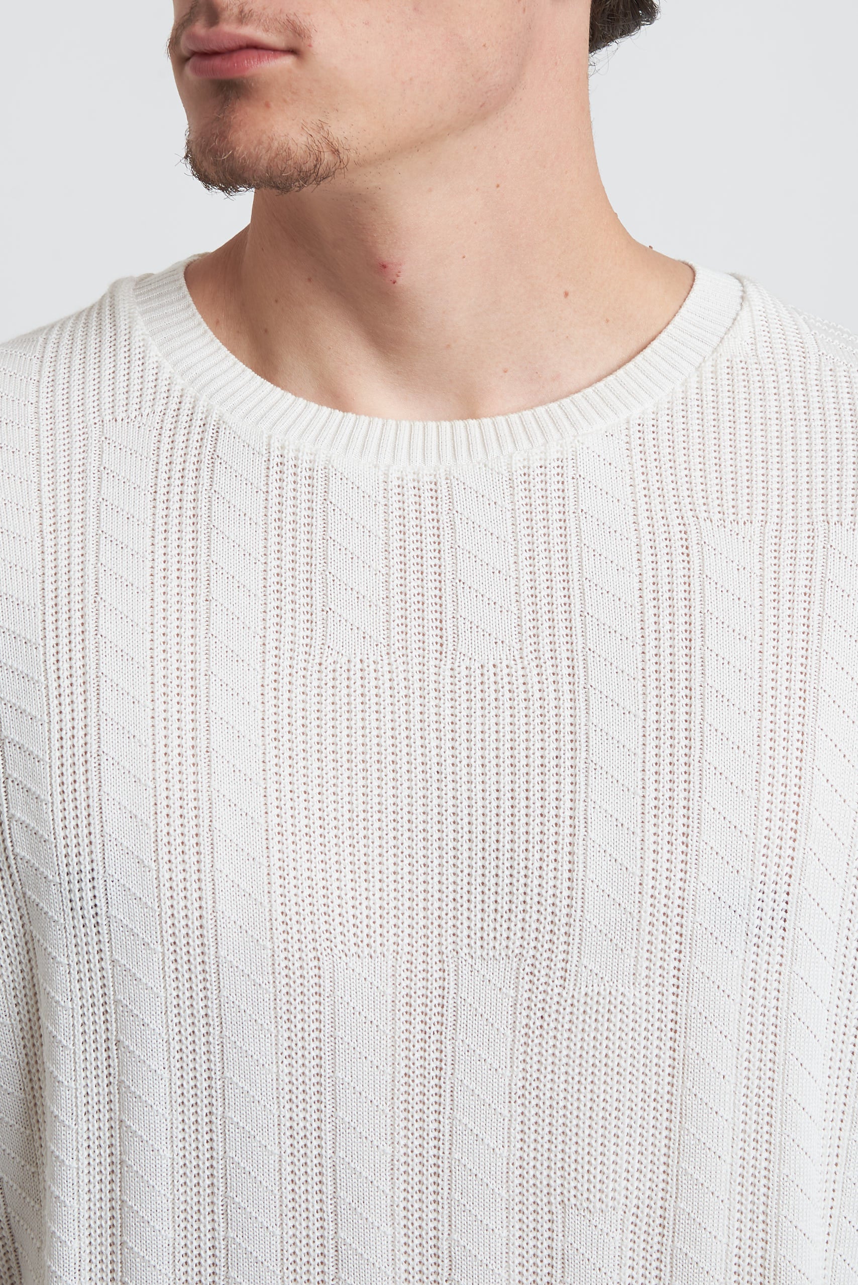 Maglione in filo con spalla scesa