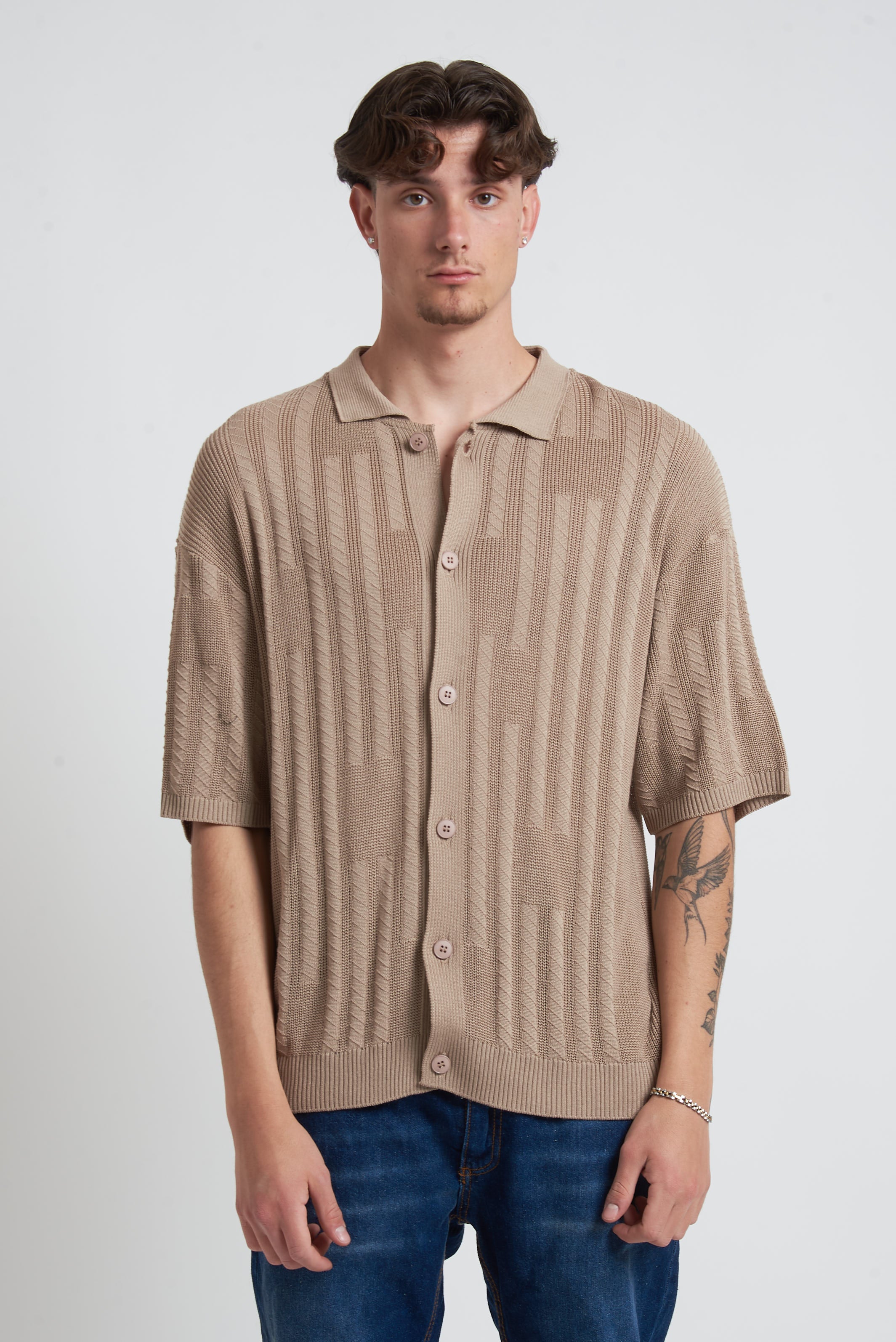 Cardigan in filo con spalla scesa