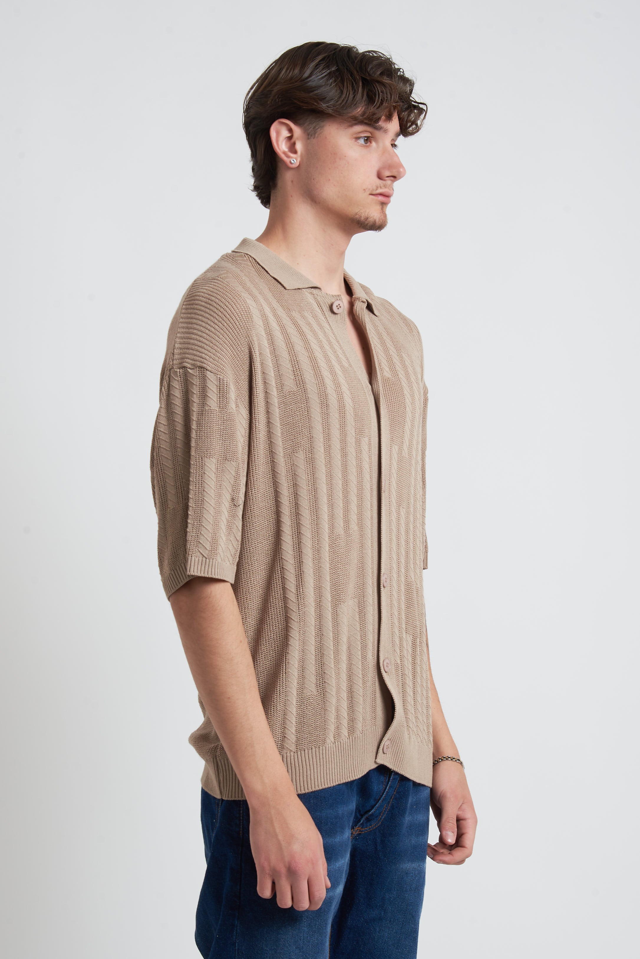 Cardigan in filo con spalla scesa
