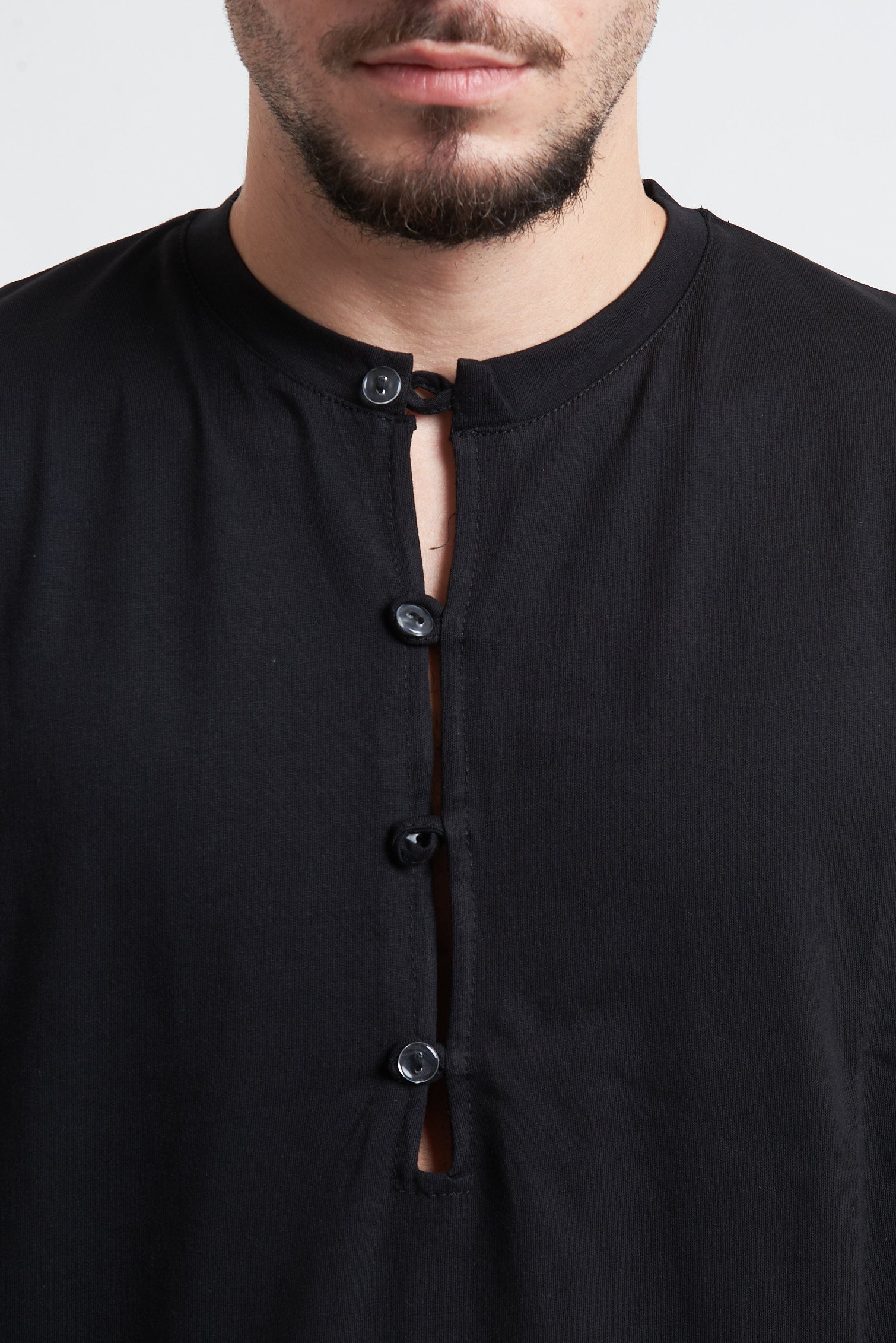 T-shirt collo a serafino con lacci