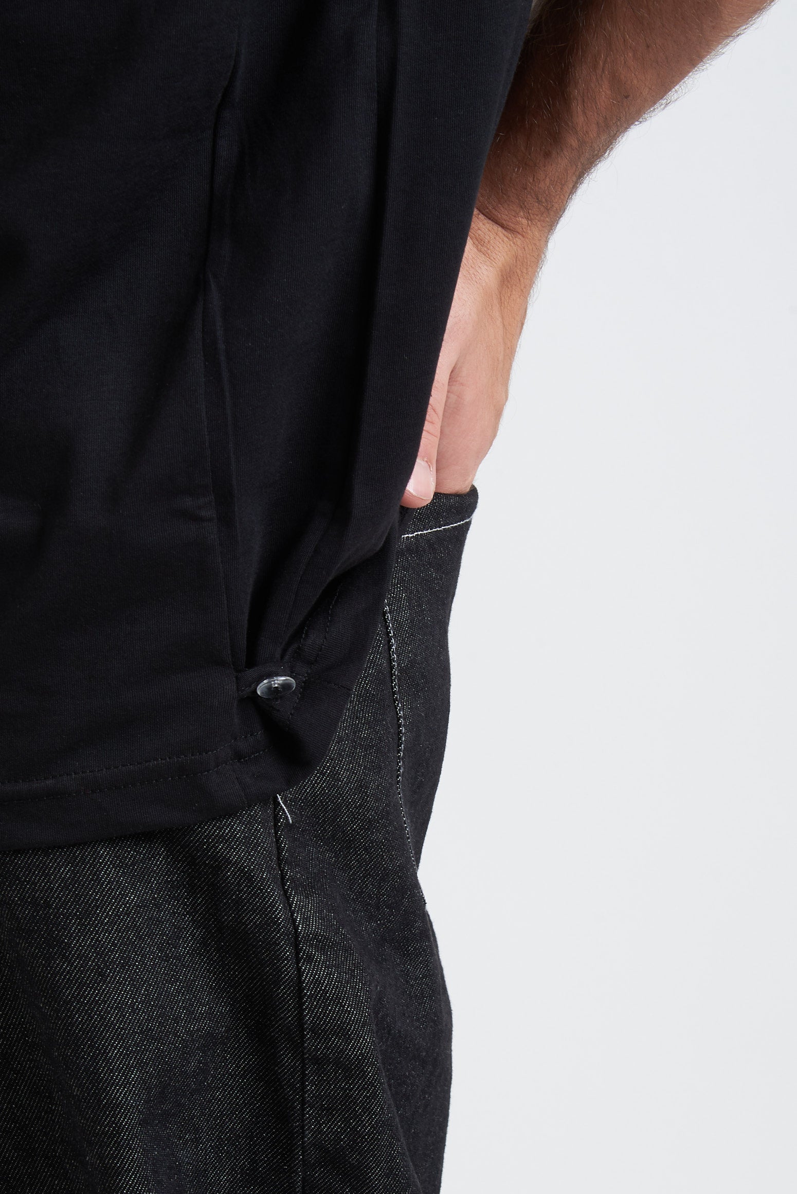 T-shirt collo a serafino con lacci