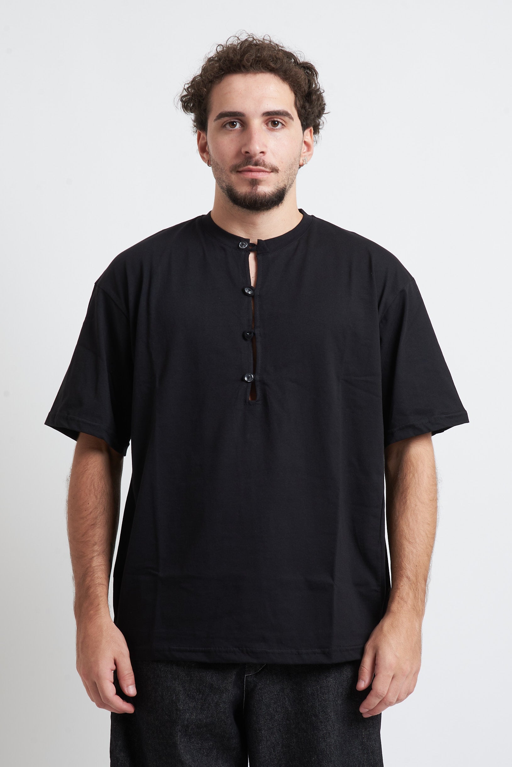 T-shirt collo a serafino con lacci