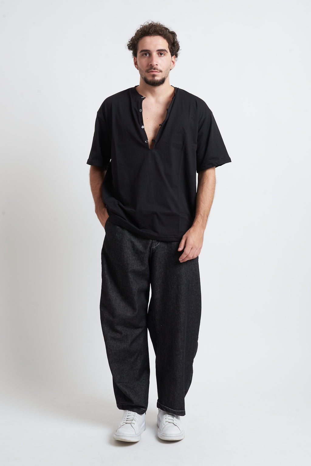 T-shirt collo a serafino con lacci