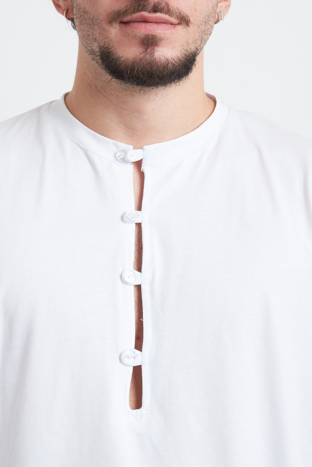 T-shirt collo a serafino con lacci