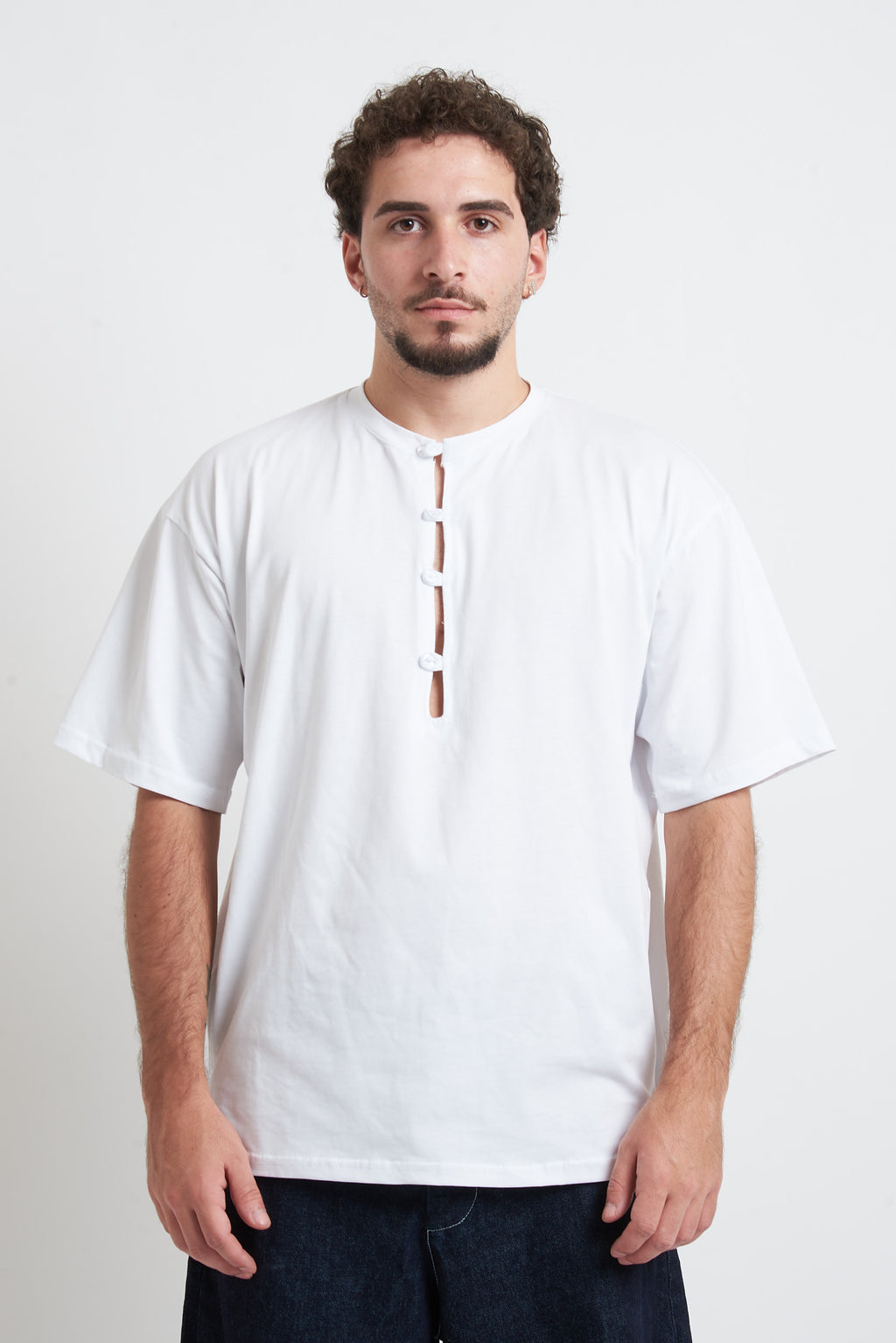 T-shirt collo a serafino con lacci