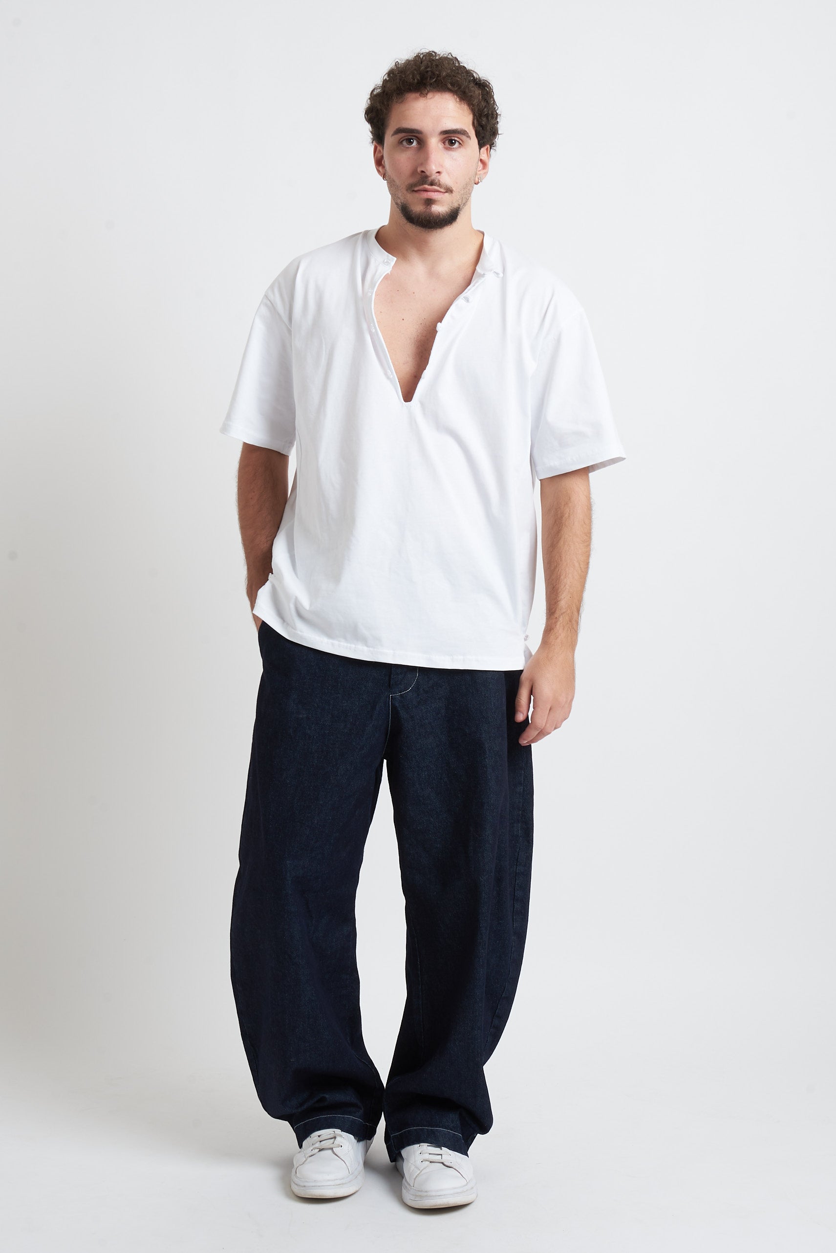 T-shirt collo a serafino con lacci