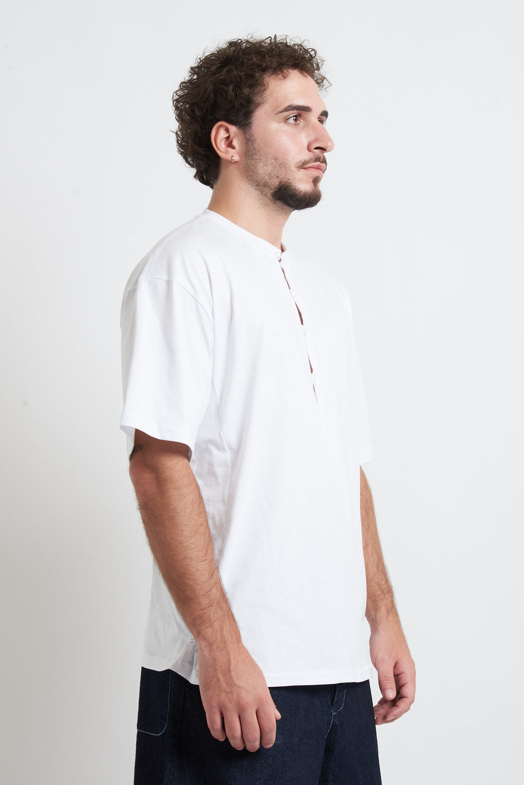 T-shirt collo a serafino con lacci