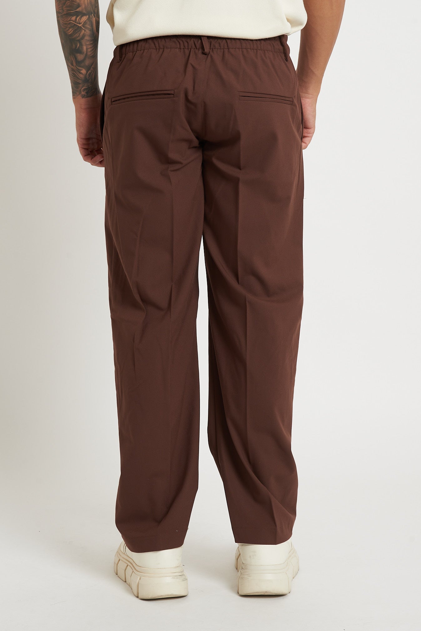 Pantalone a fondo largo