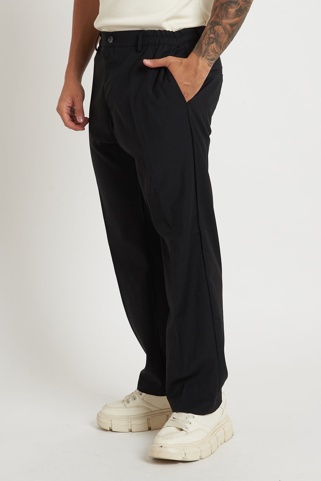 Pantalone a fondo largo