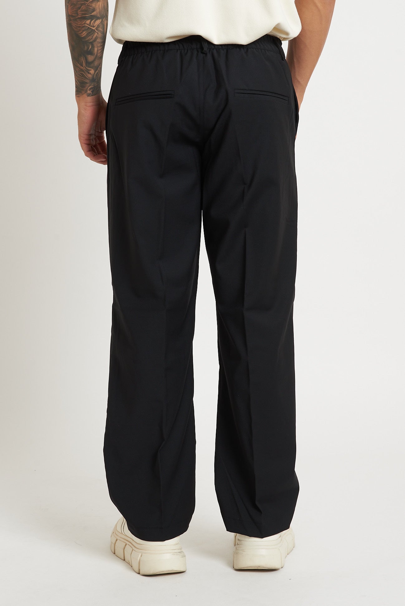 Pantalone a fondo largo