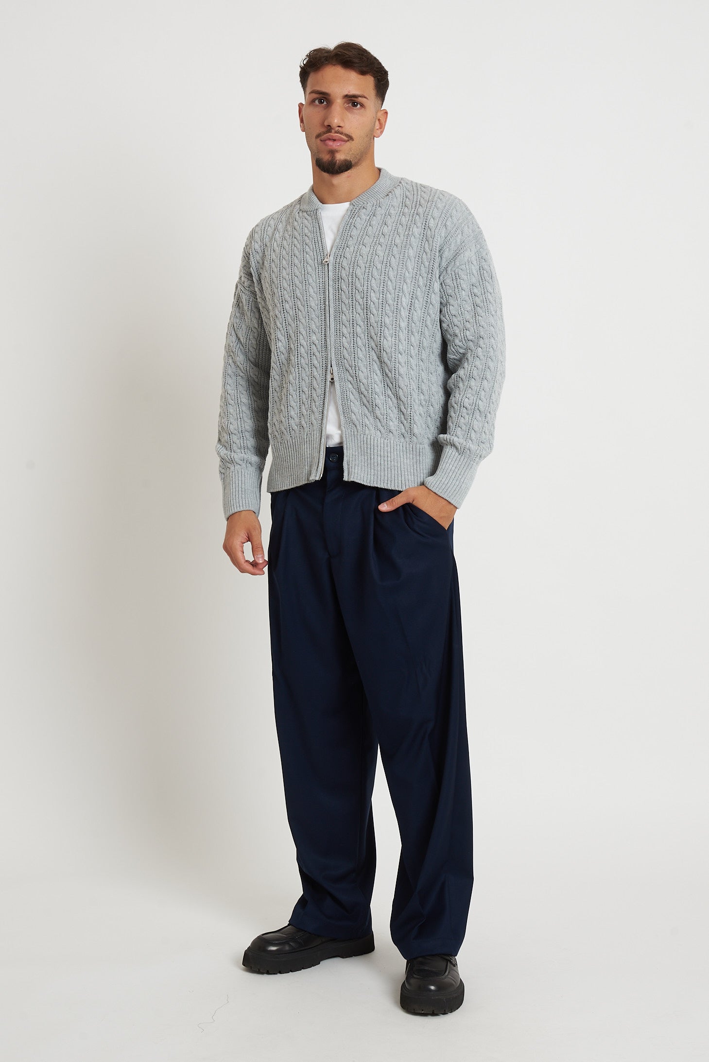 Cardigan in lana con zip e trecce