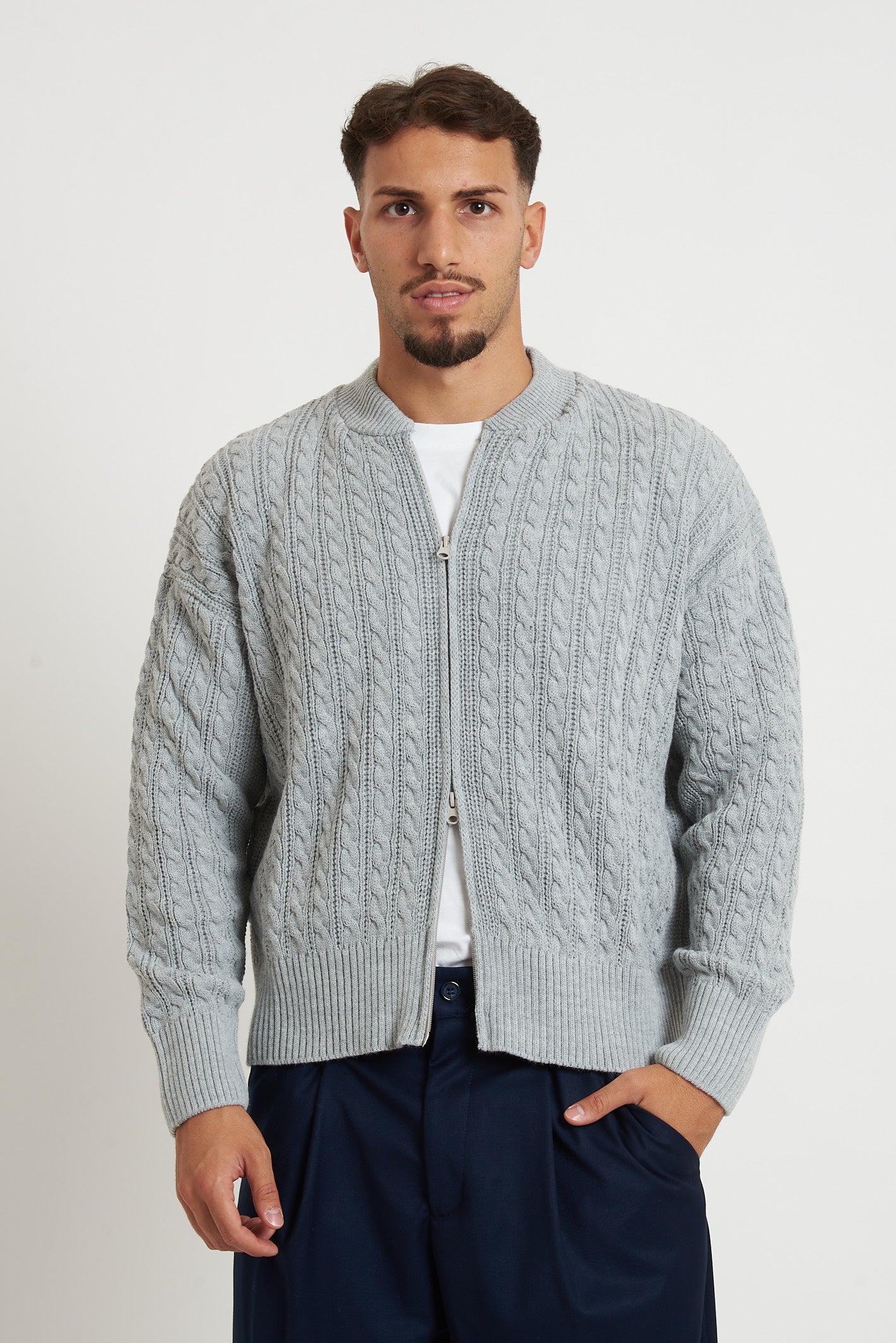 Cardigan in lana con zip e trecce