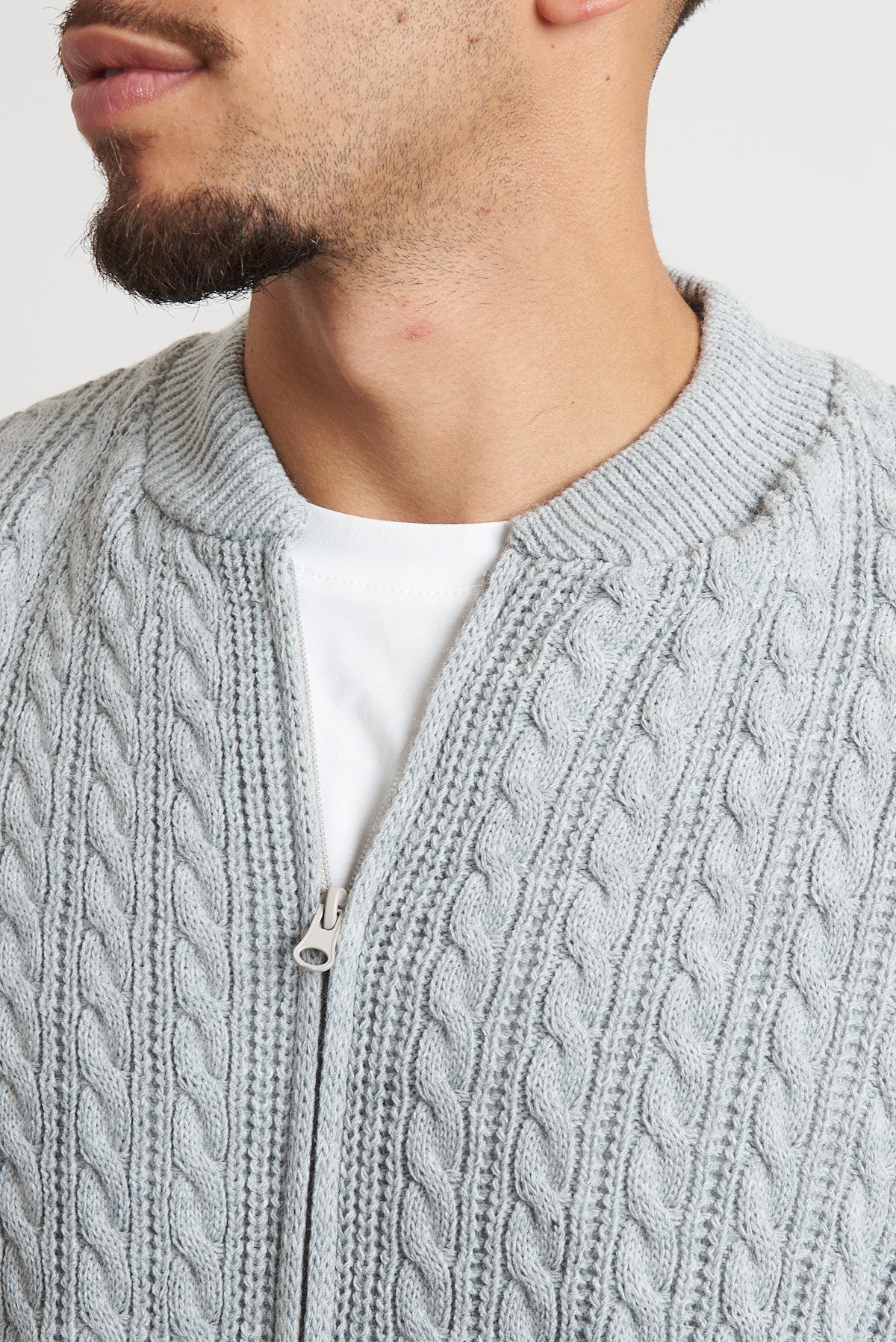 Cardigan in lana con zip e trecce