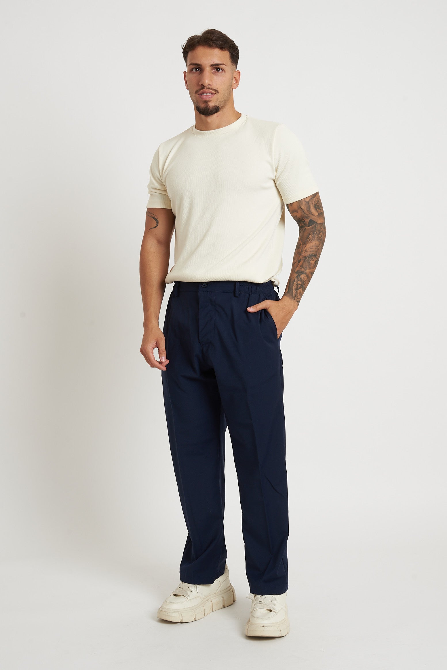 Pantalone a fondo largo