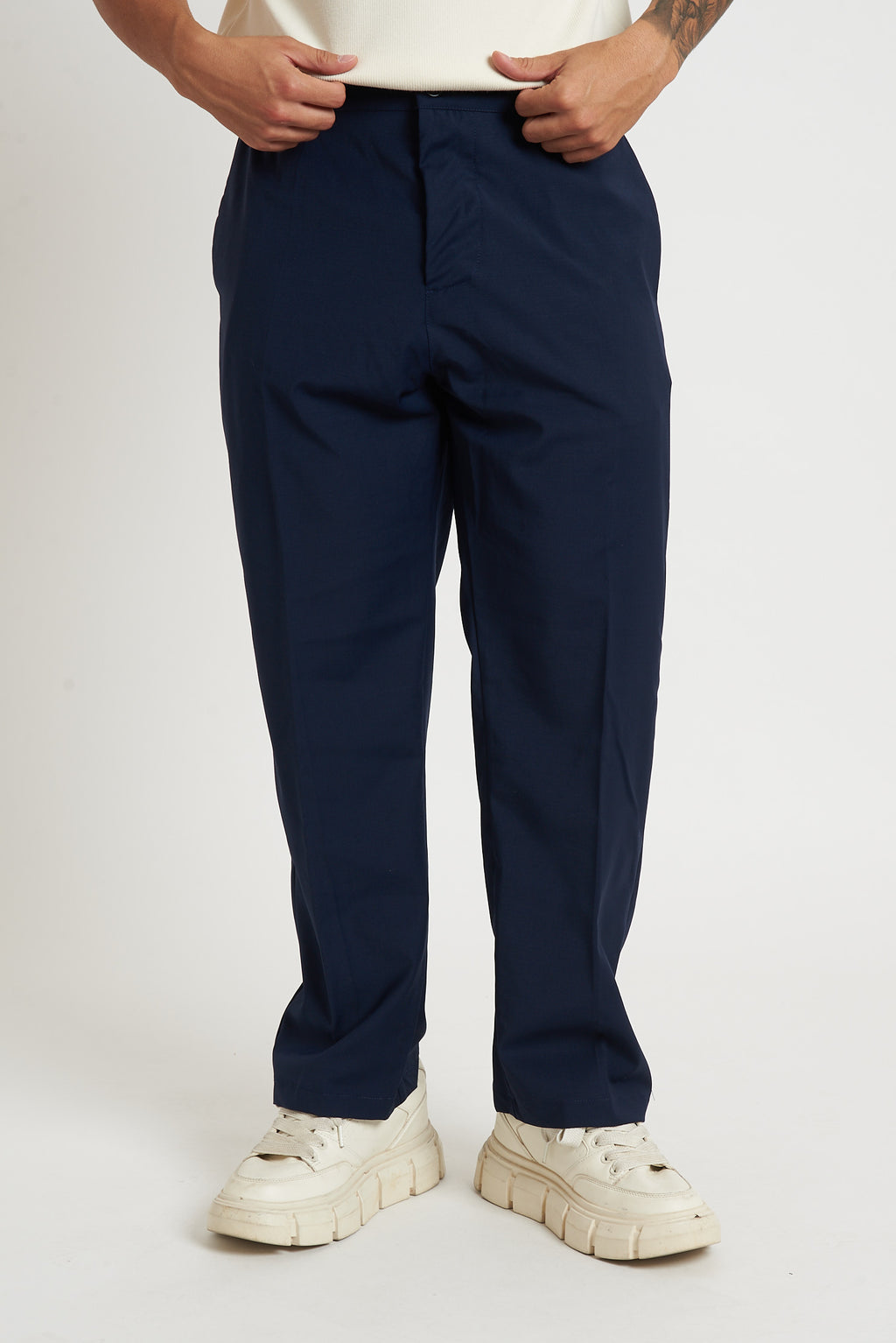 Pantalone a fondo largo