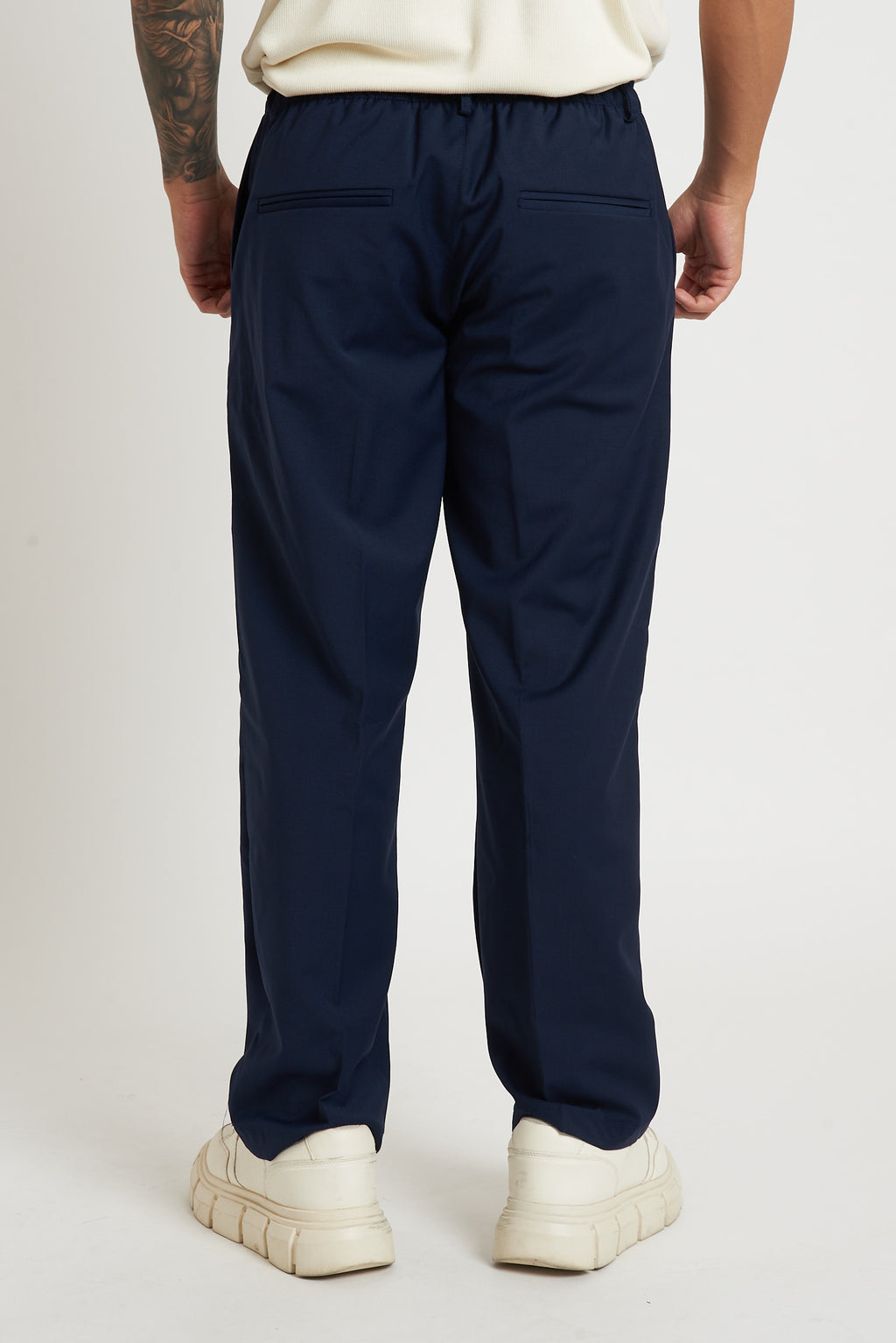 Pantalone a fondo largo