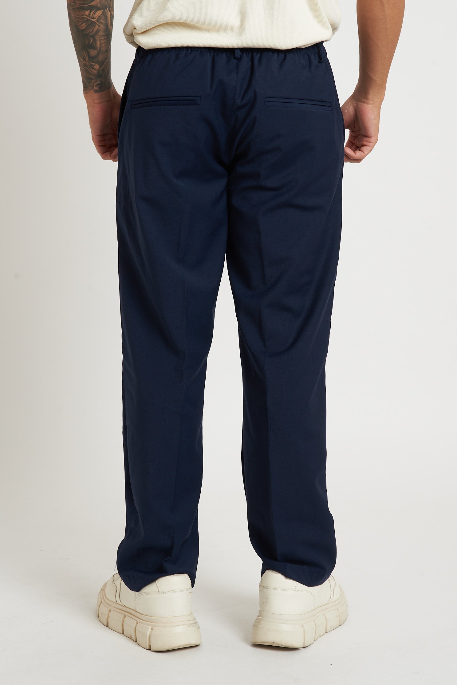 Pantalone a fondo largo