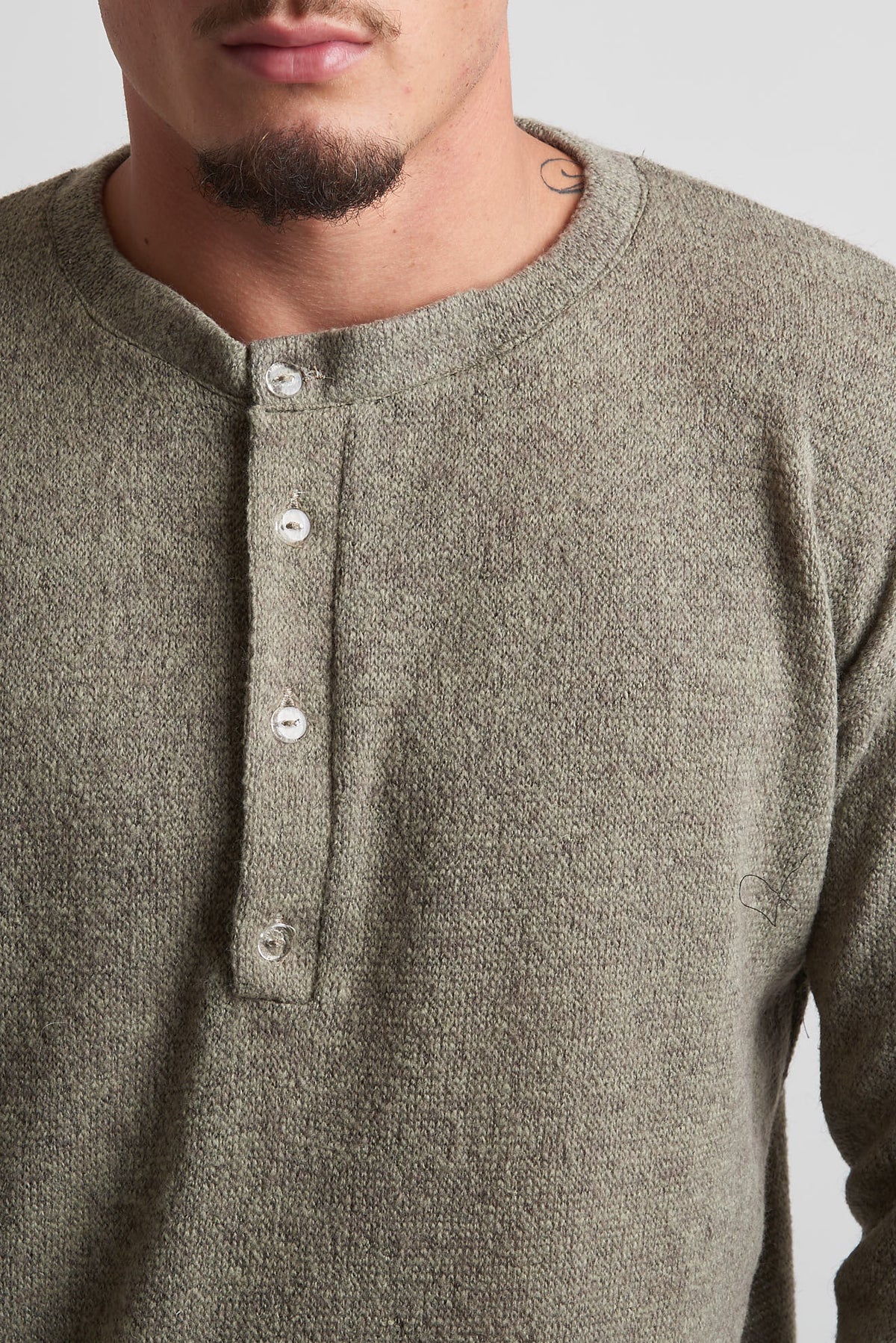Maglia a serafino rasata in mohair fango
