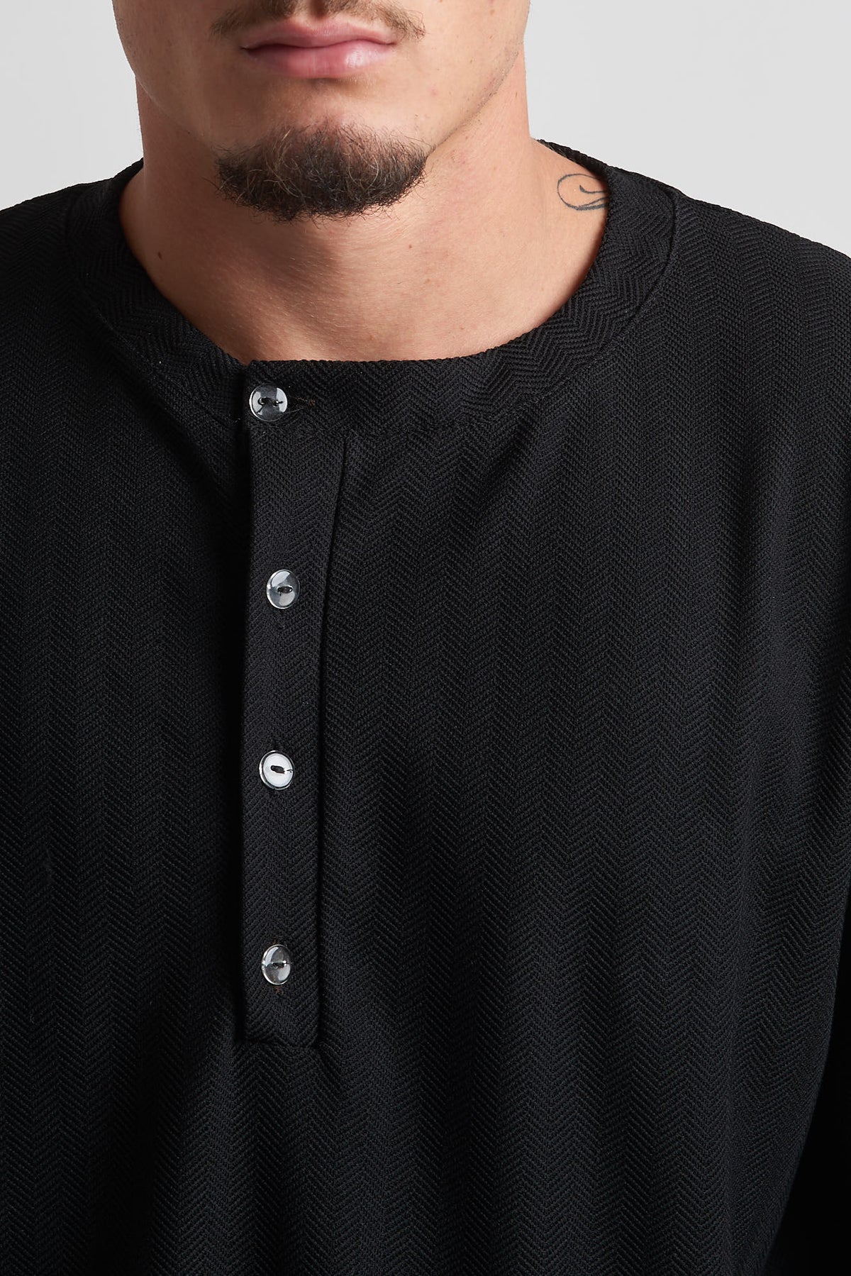 Maglia a serafino rasata in viscosa nero