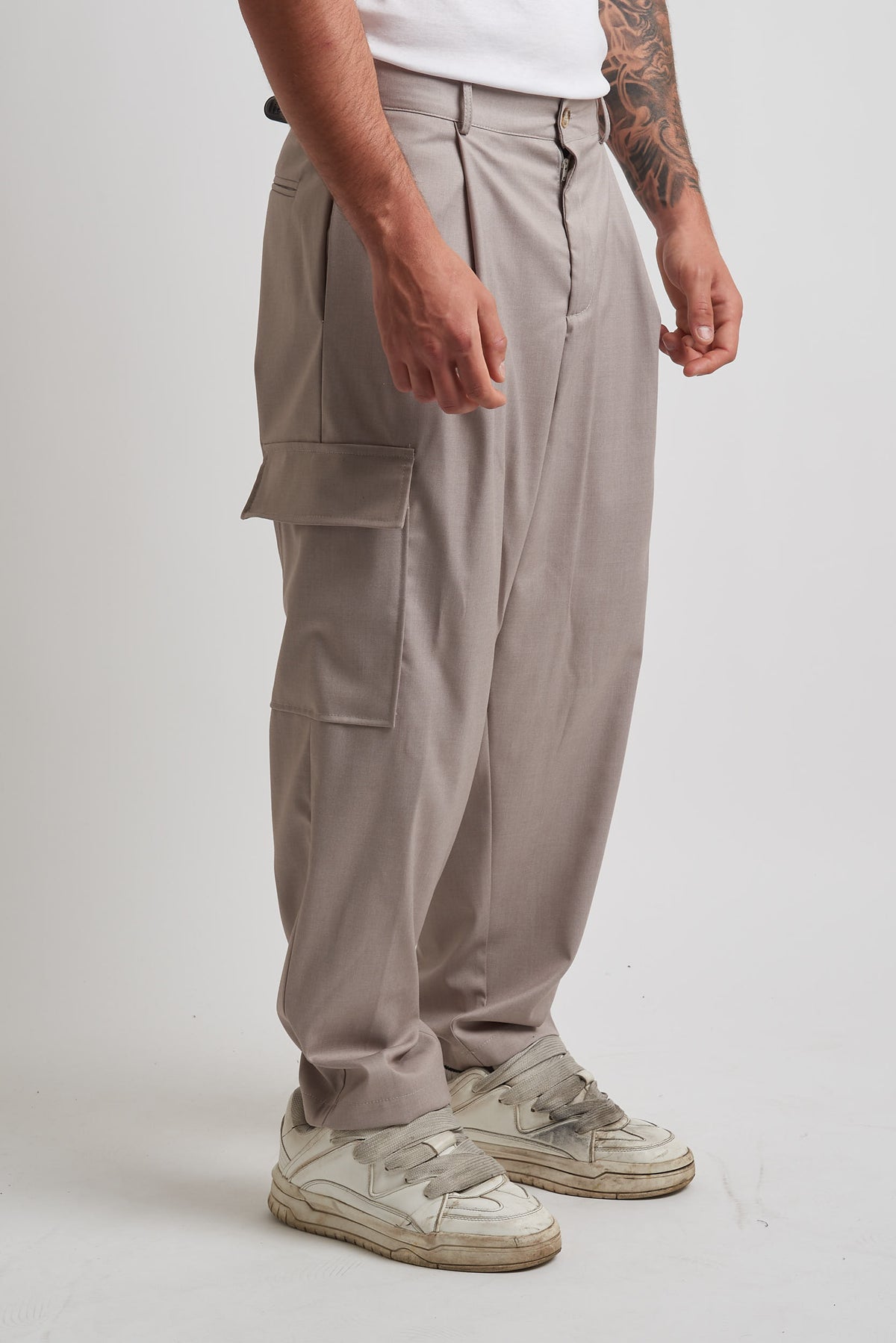 Pantalone vita alta con tasconi laterali beige