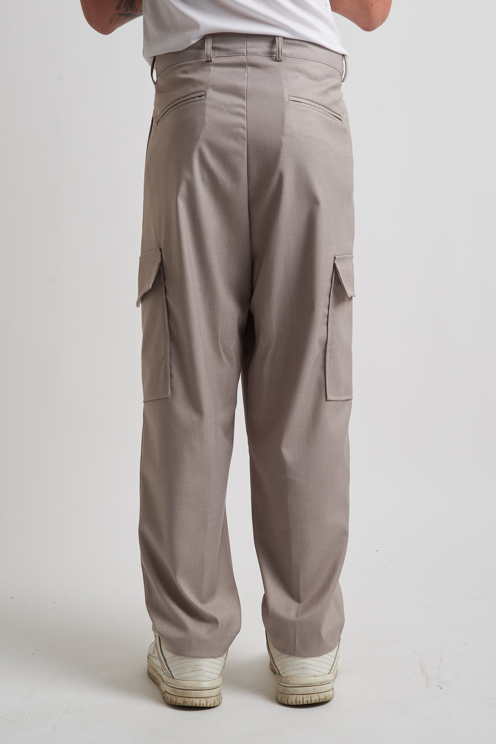 Pantalone vita alta con tasconi laterali beige