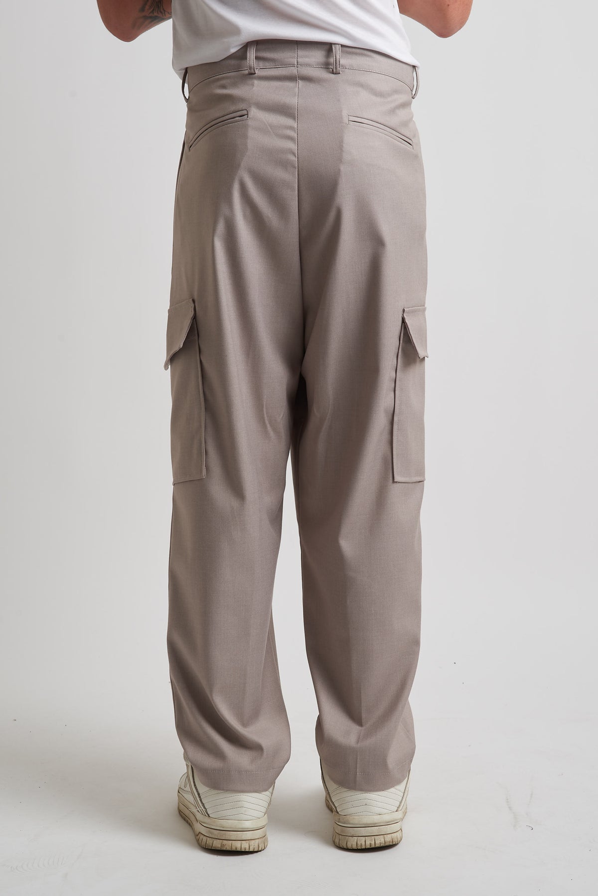 Pantalone vita alta con tasconi laterali beige
