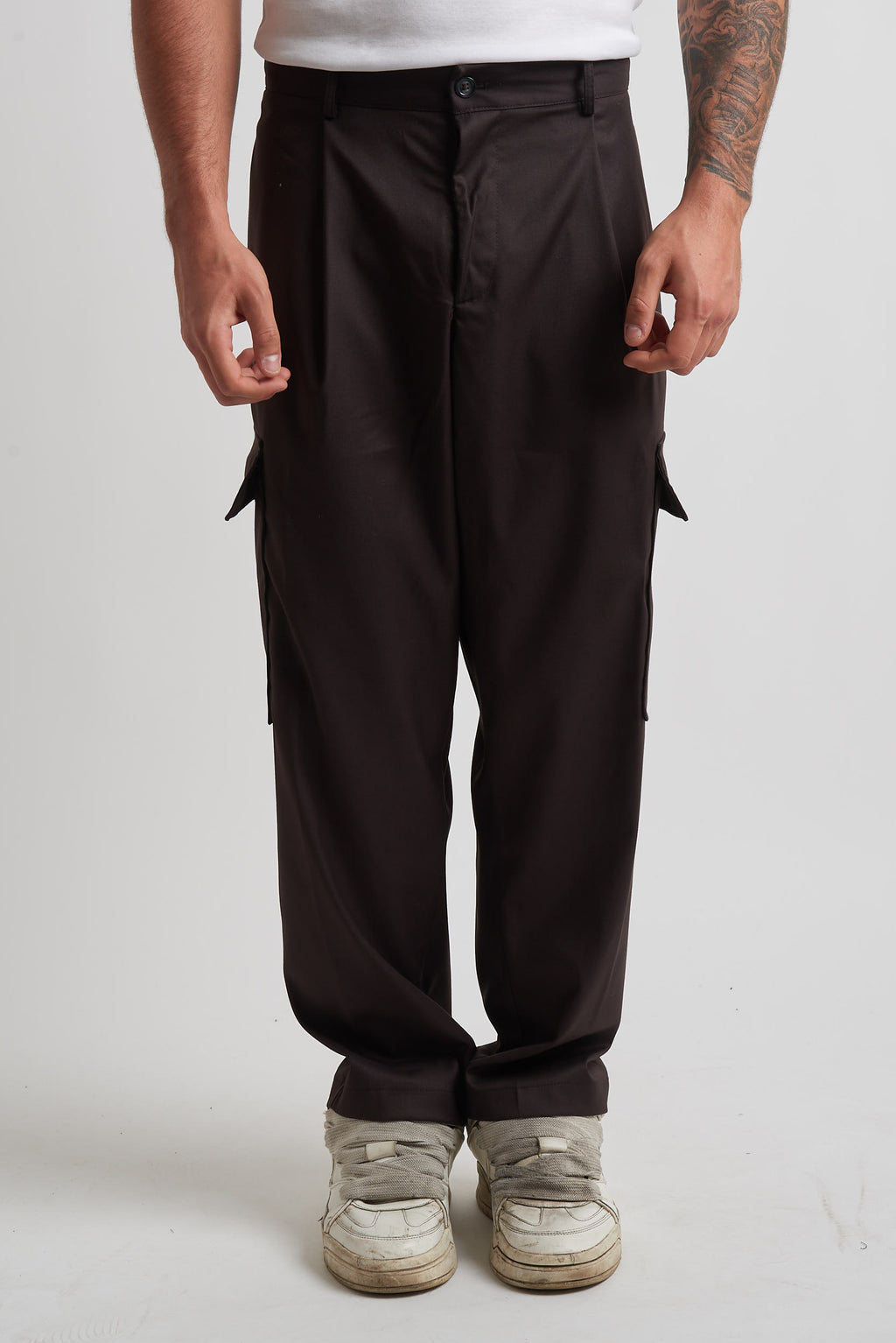 Pantalone vita alta con tasconi laterali moro