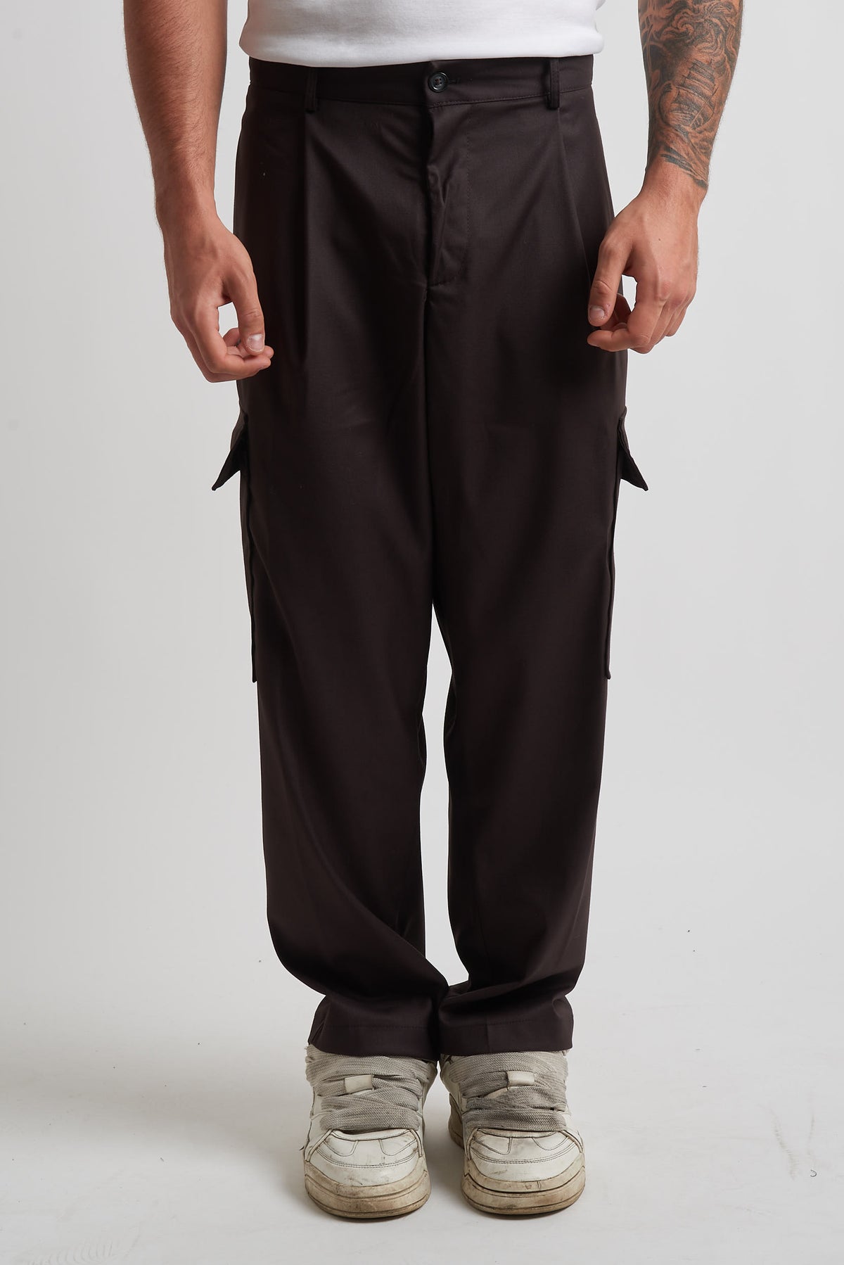 Pantalone vita alta con tasconi laterali moro