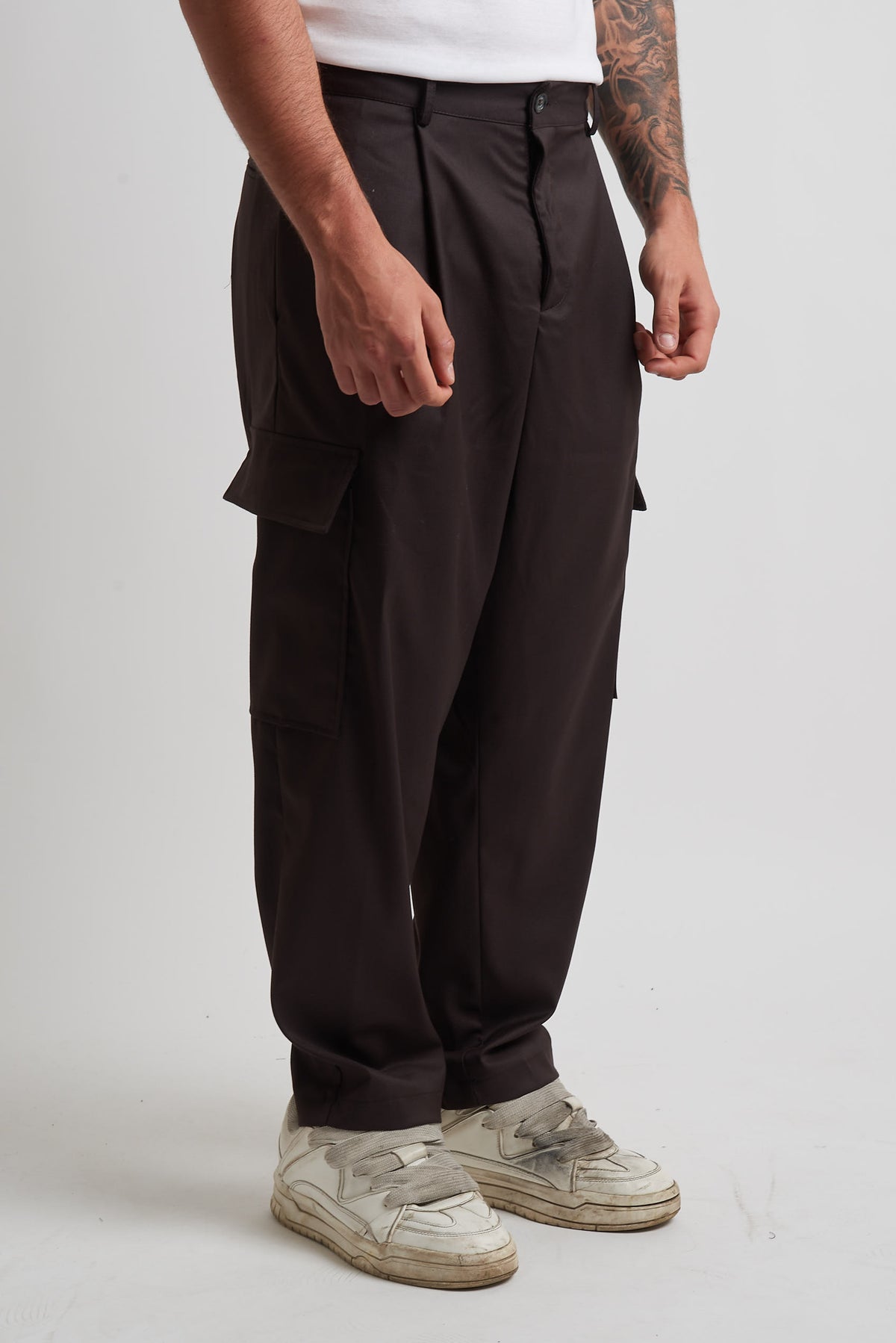 Pantalone vita alta con tasconi laterali moro