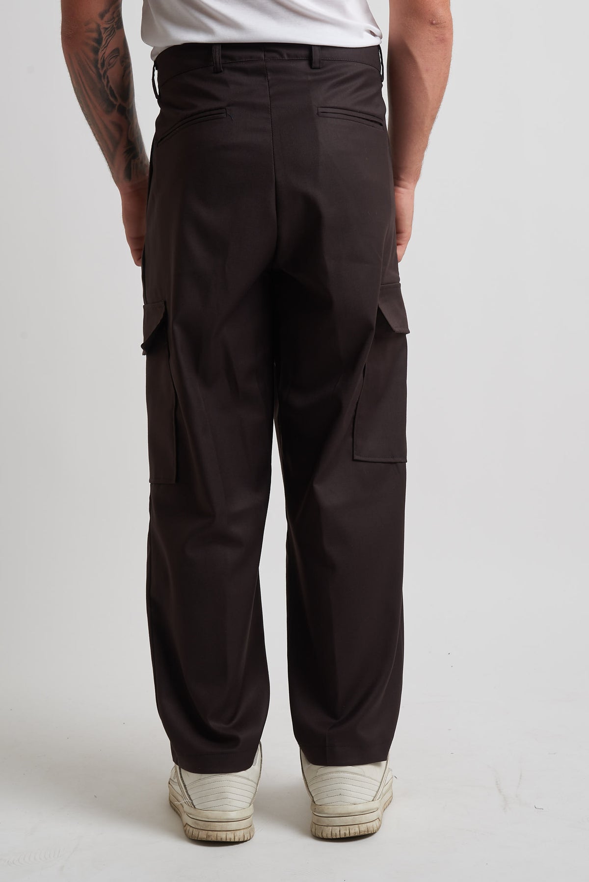 Pantalone vita alta con tasconi laterali moro
