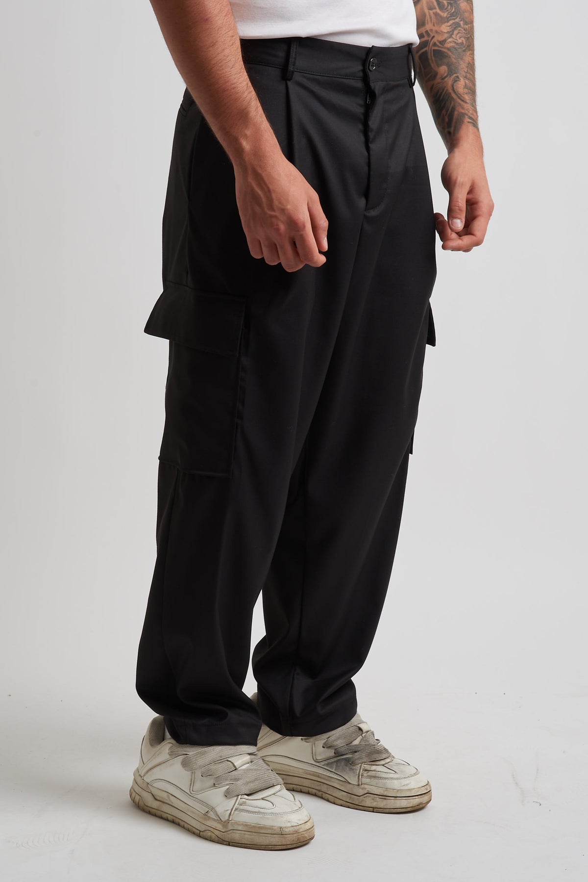 Pantalone vita alta con tasconi laterali nero